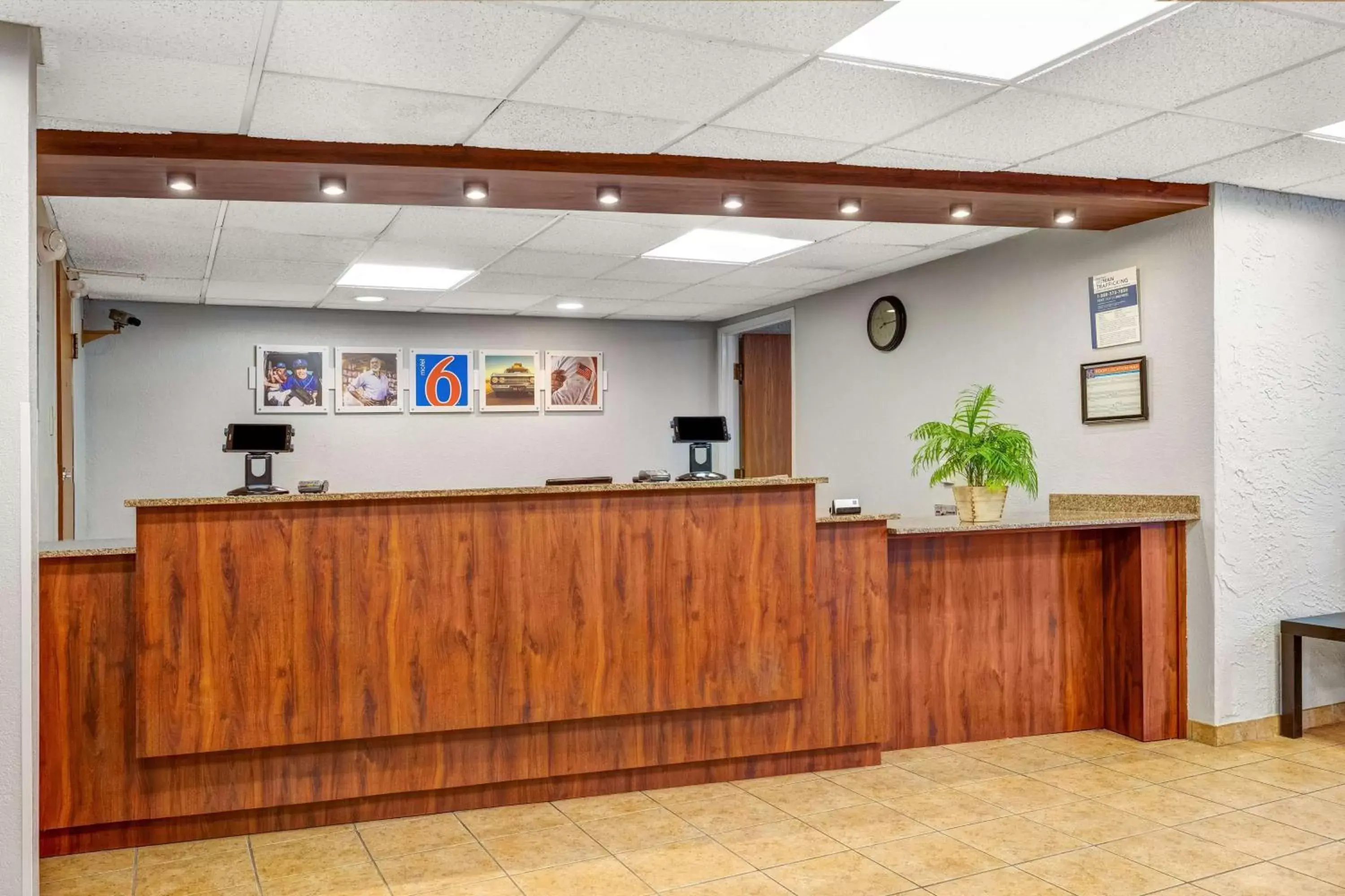 Lobby or reception in Motel 6-Elk Grove Village, IL - O'Hare Lobby or reception in Motel 6-Elk Grove Village, IL - O'Hare
