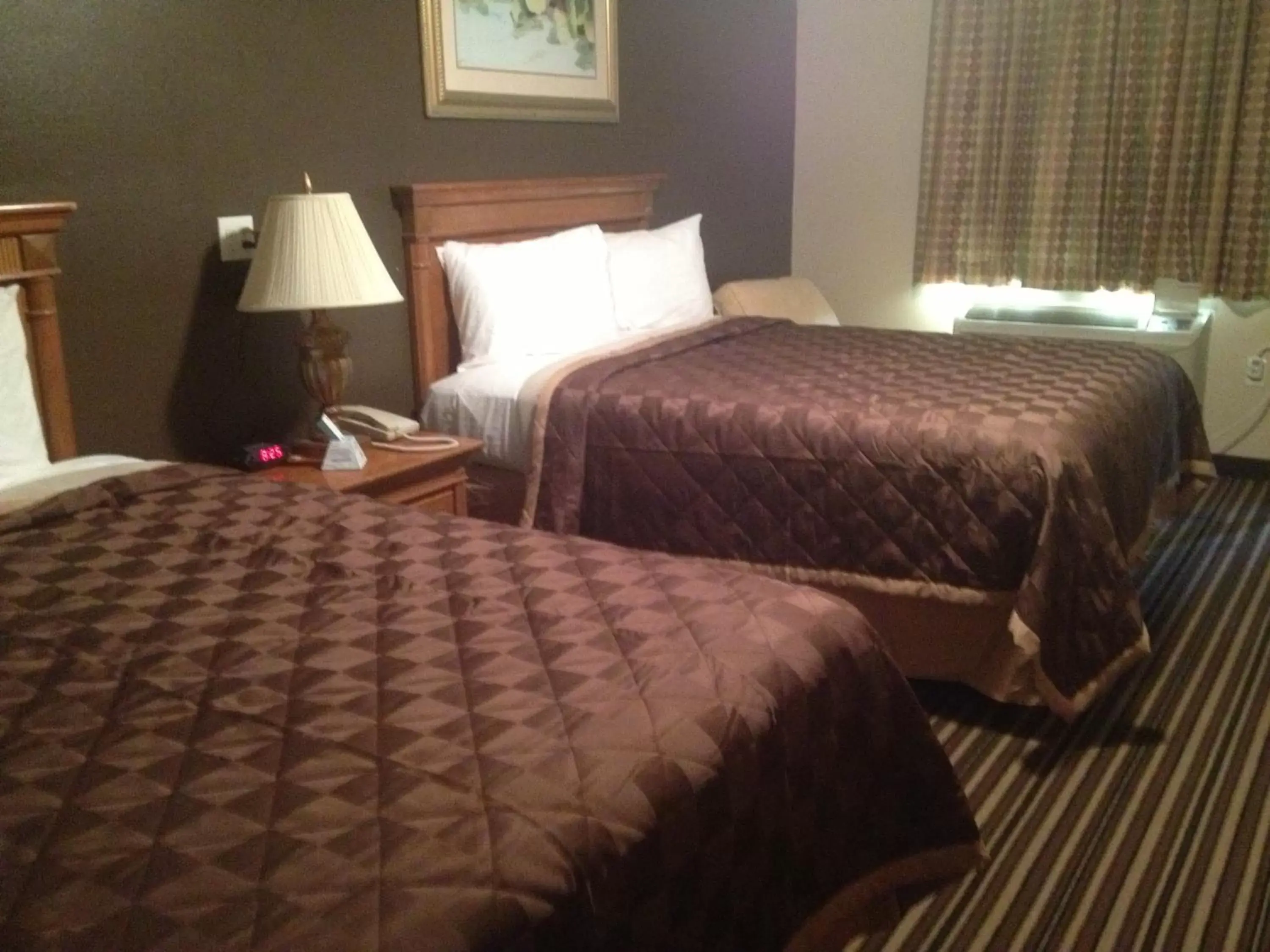 Decorative detail, Bed in Executive Inn Snyder