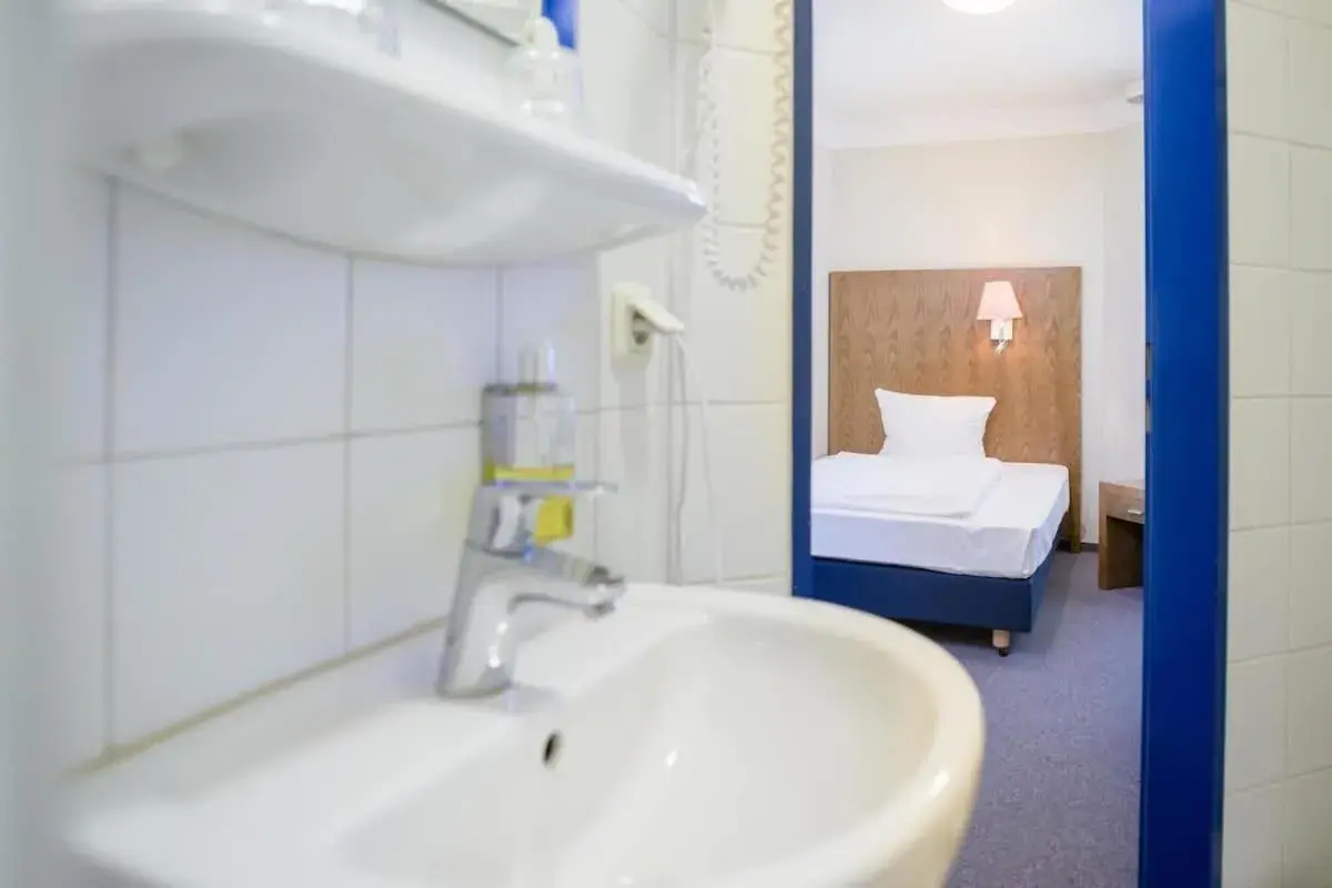 Bathroom in Hotel Koenigstein Kiel by Tulip Inn