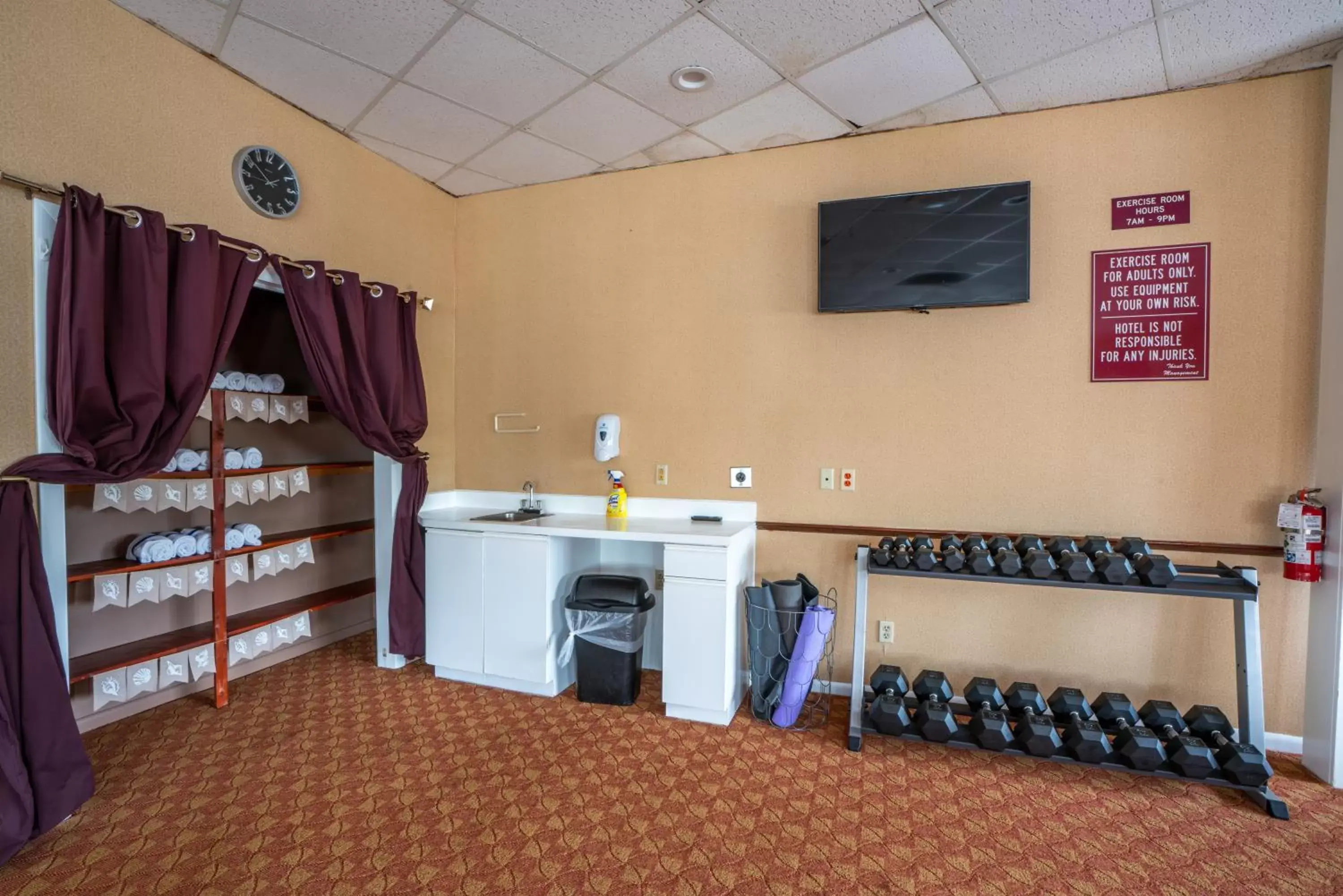 Fitness centre/facilities, TV/Entertainment Center in The Admiralty Inn & Suites