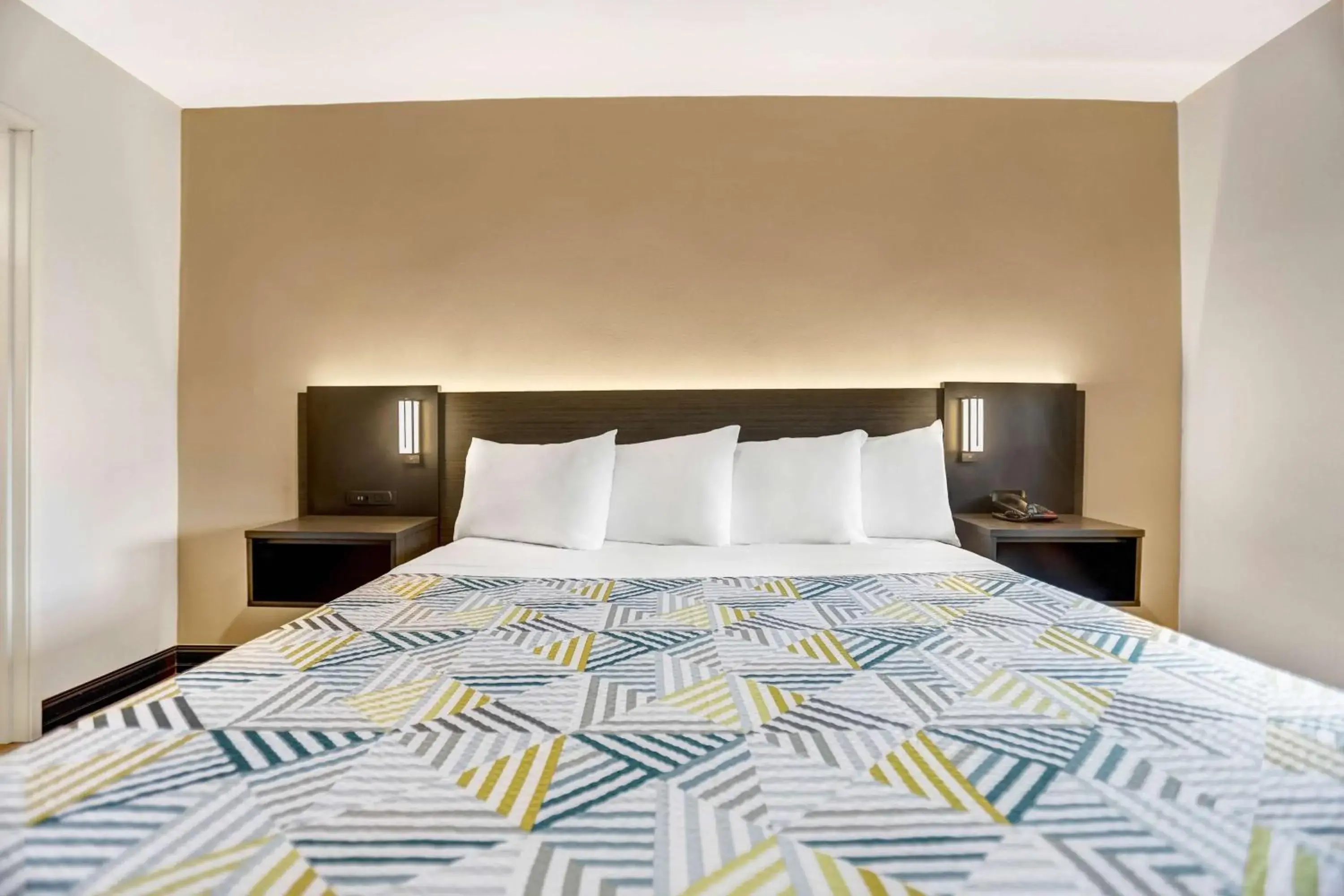 Bedroom, Bed in Motel 6 San Diego, CA Airport Harbor Bedroom, Bed in Motel 6 San Diego, CA Airport Harbor