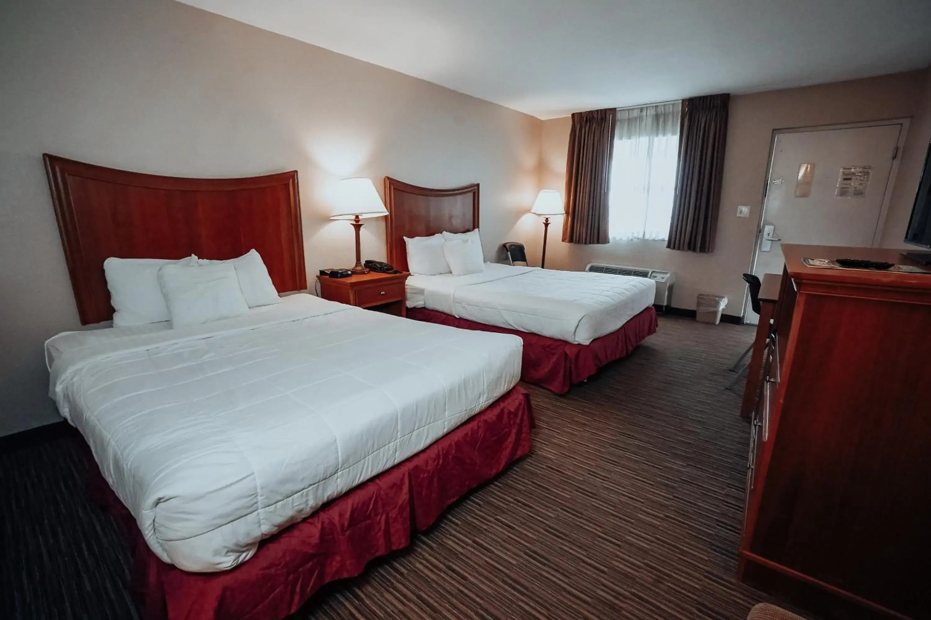 Bed in Lamplighter Inn and Suites - North