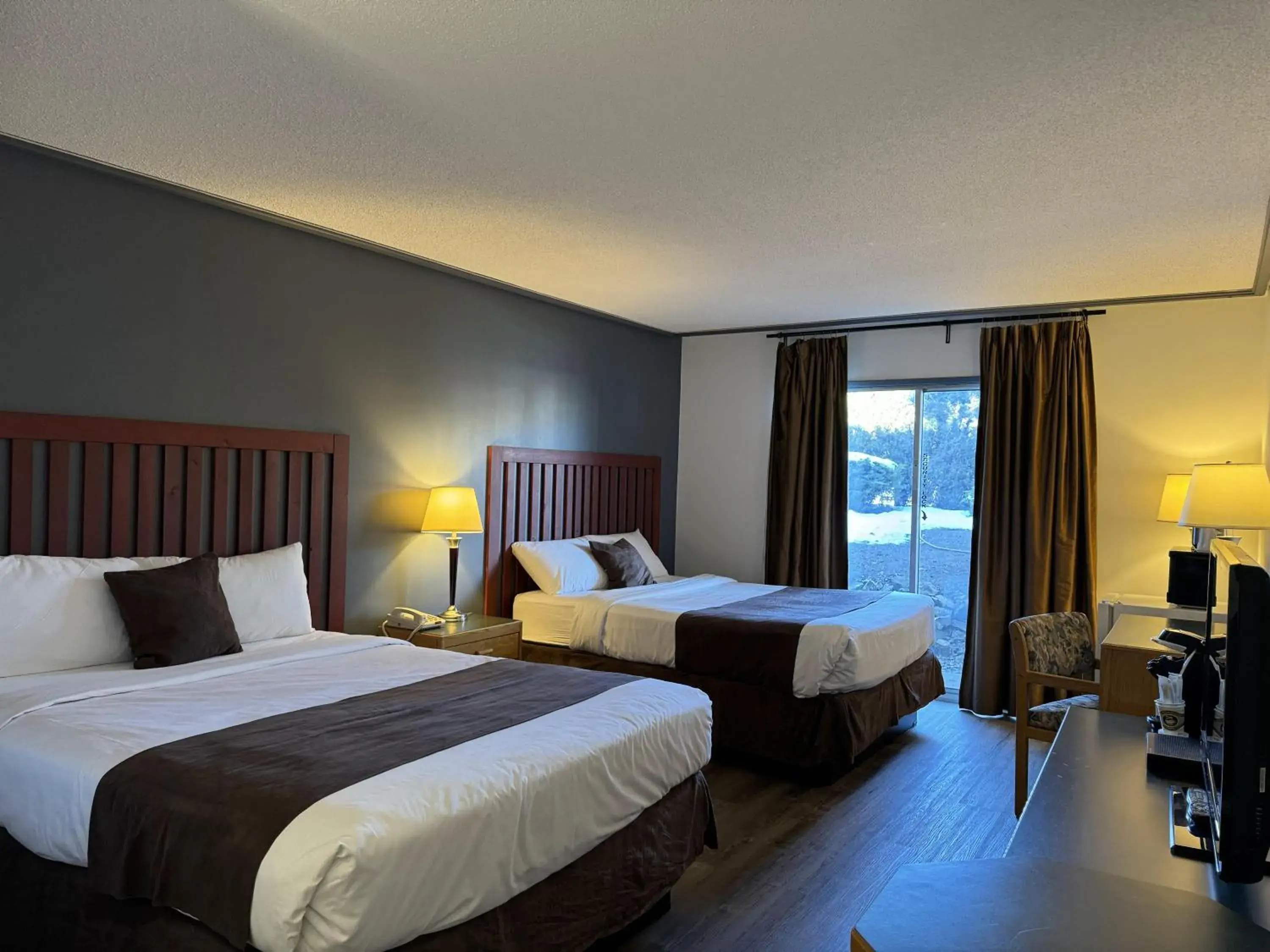 Bed in DIVYA SUTRA Riviera Plaza and Conference Centre, Vernon, BC