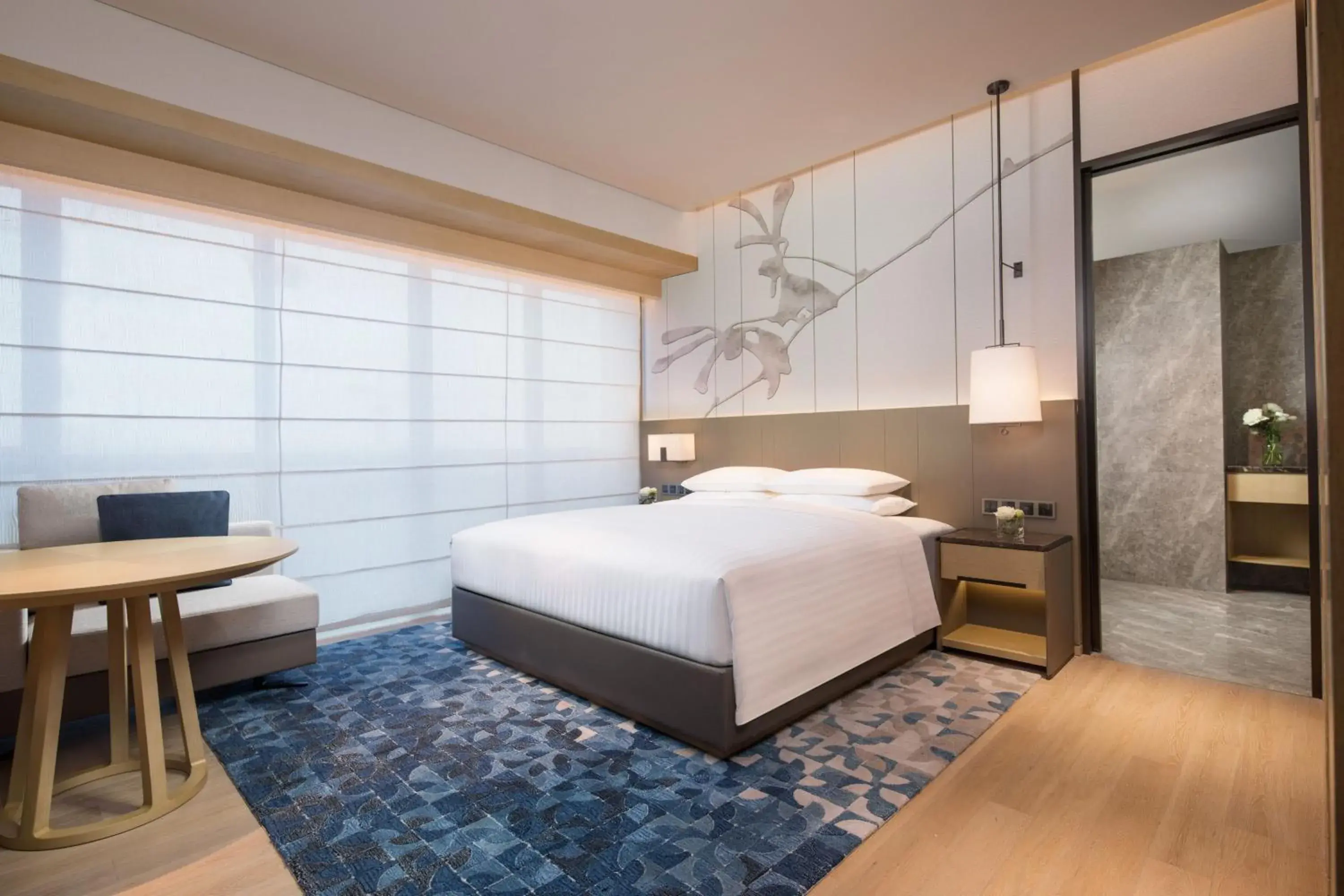 Photo of the whole room, Bed in Courtyard By Marriott Shanghai Hongqiao