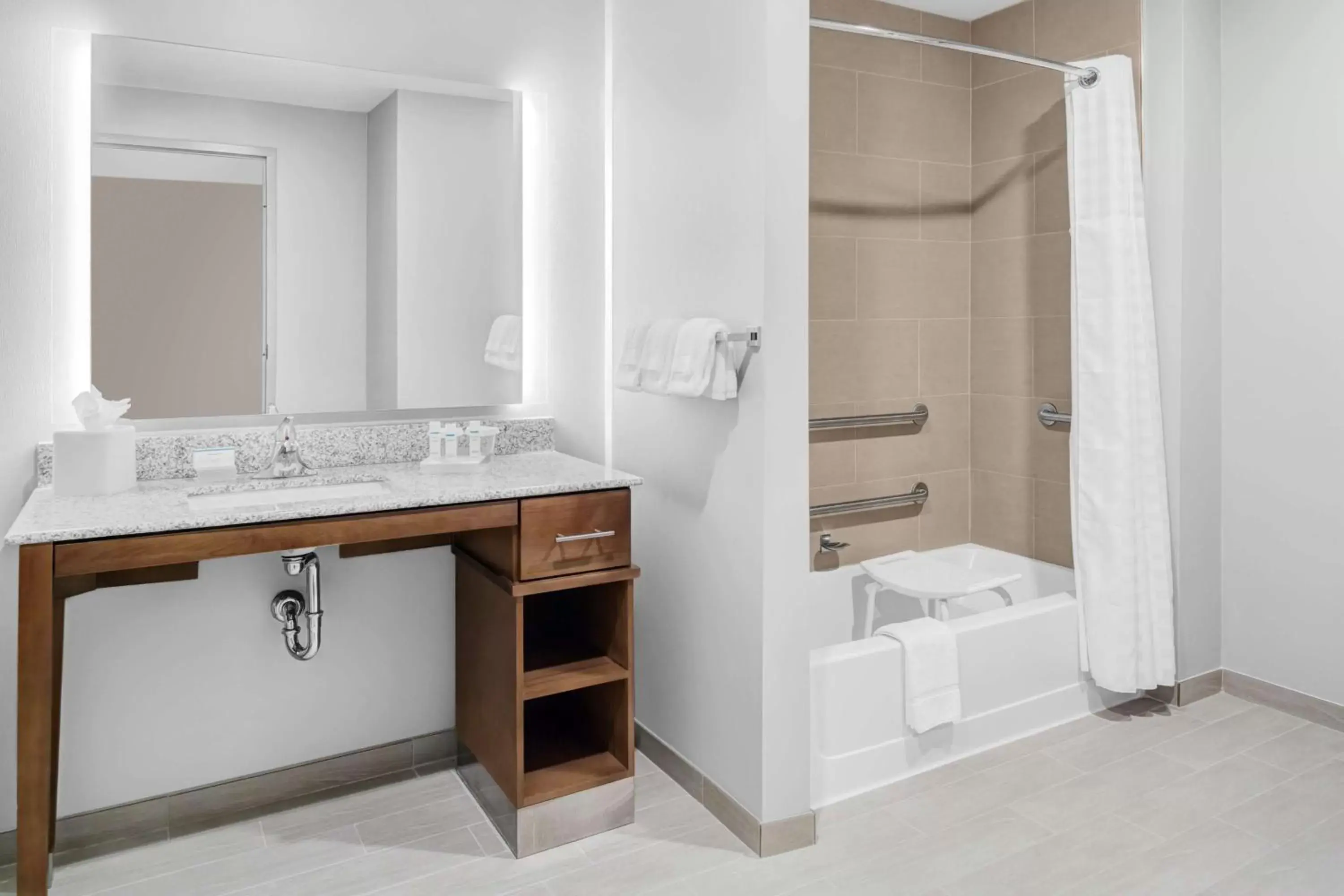 Bathroom in Homewood Suites By Hilton Wauwatosa Milwaukee