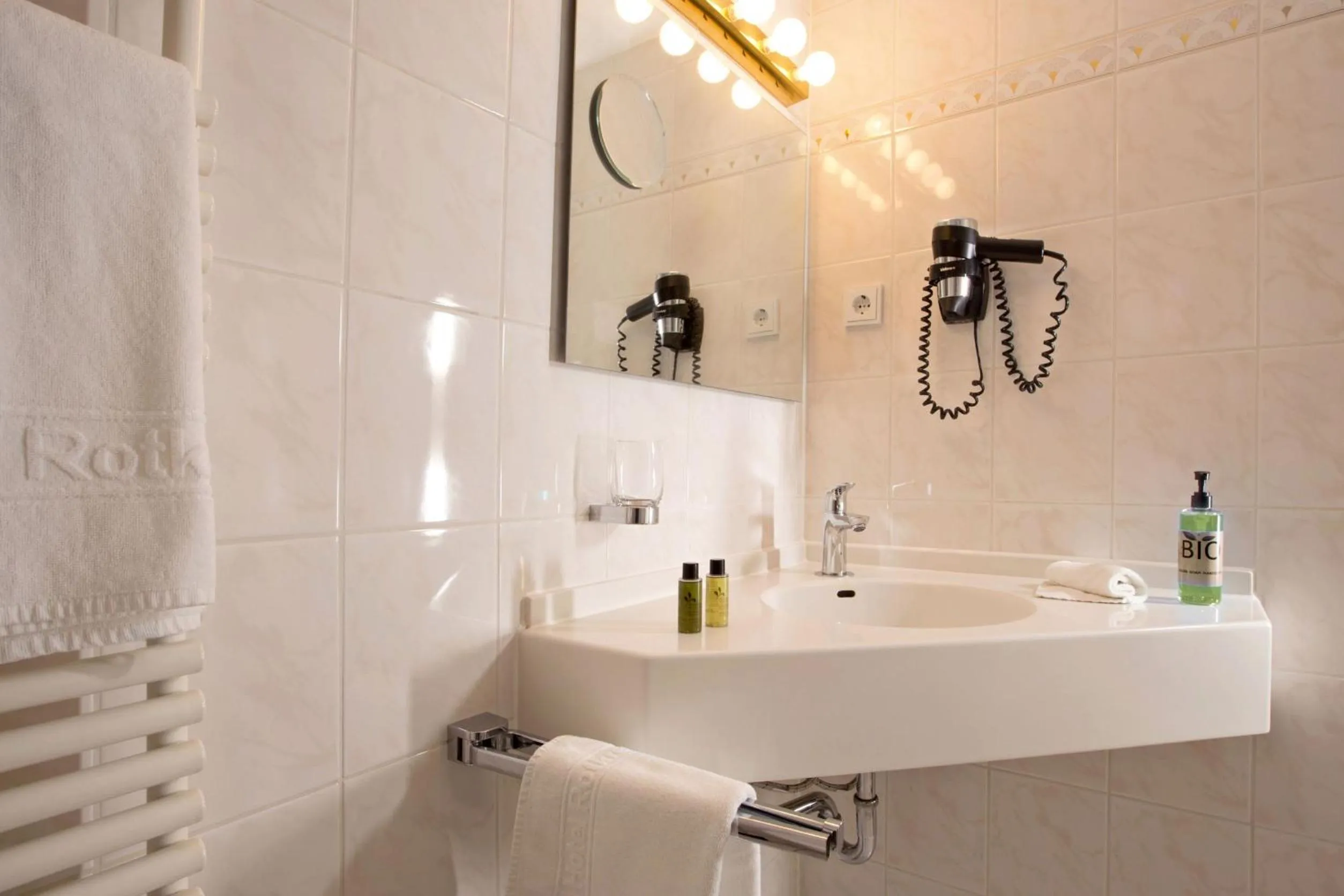 Bathroom in Hotel Rotkreuzplatz