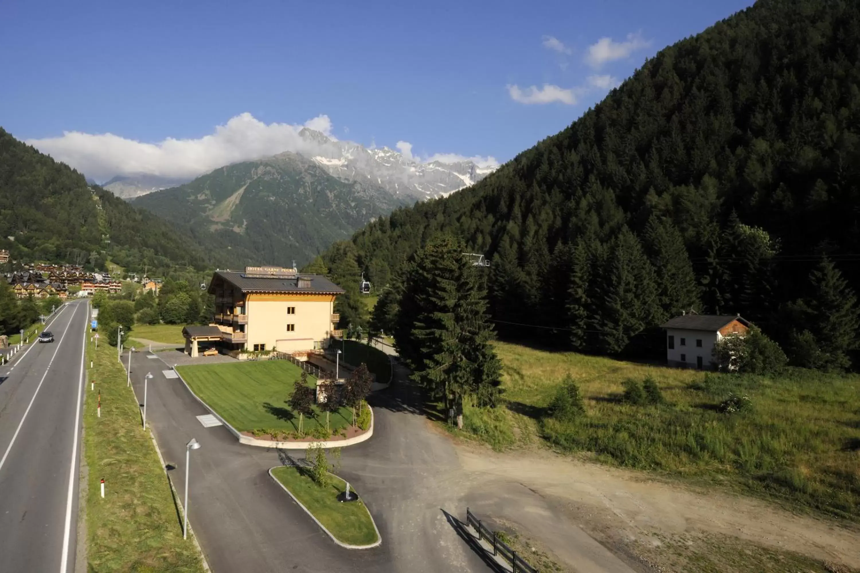 Bird's eye view, Mountain View in Hotel Garni Pegrà