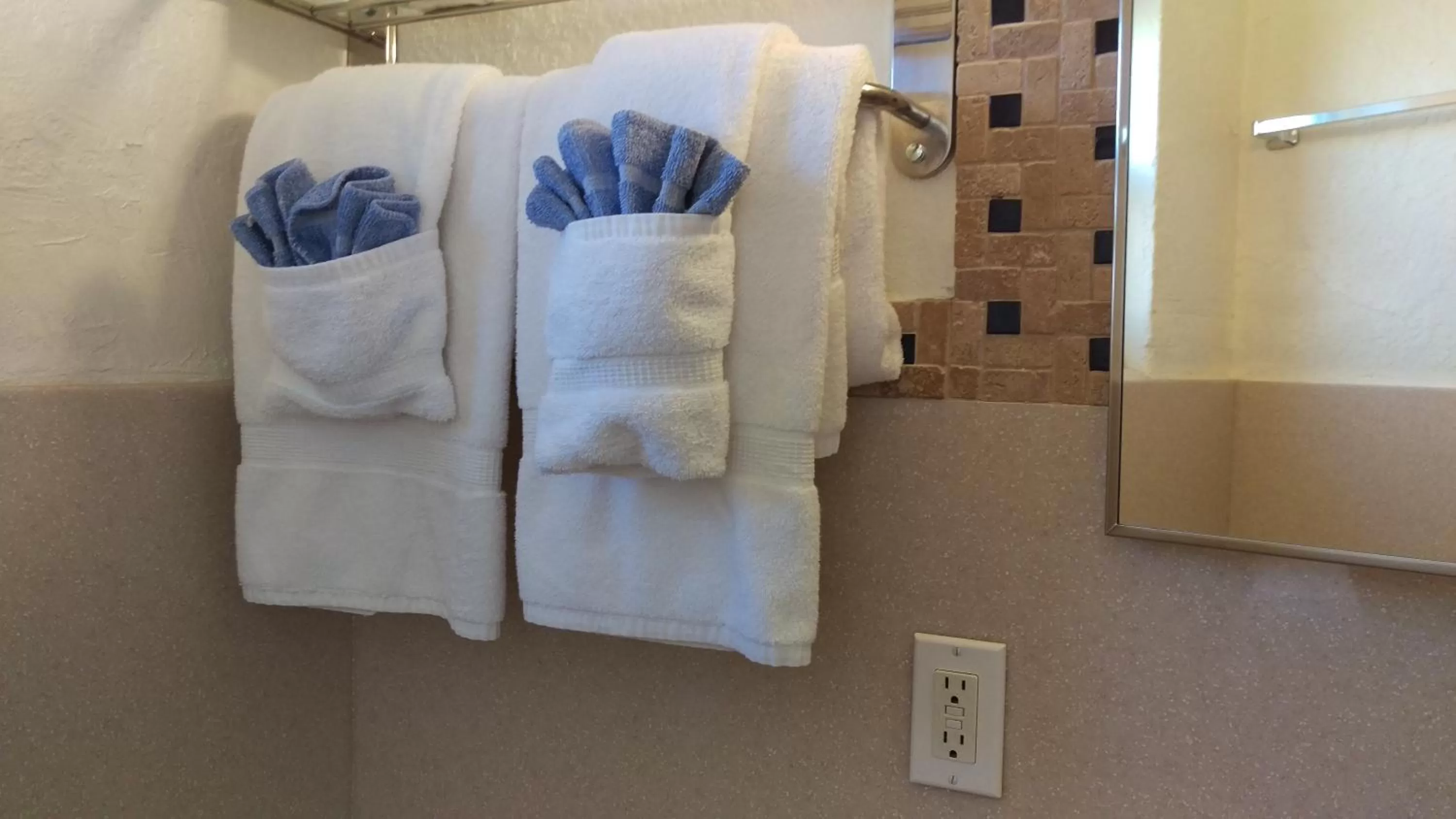 Bathroom, Bed in Rocket Inn