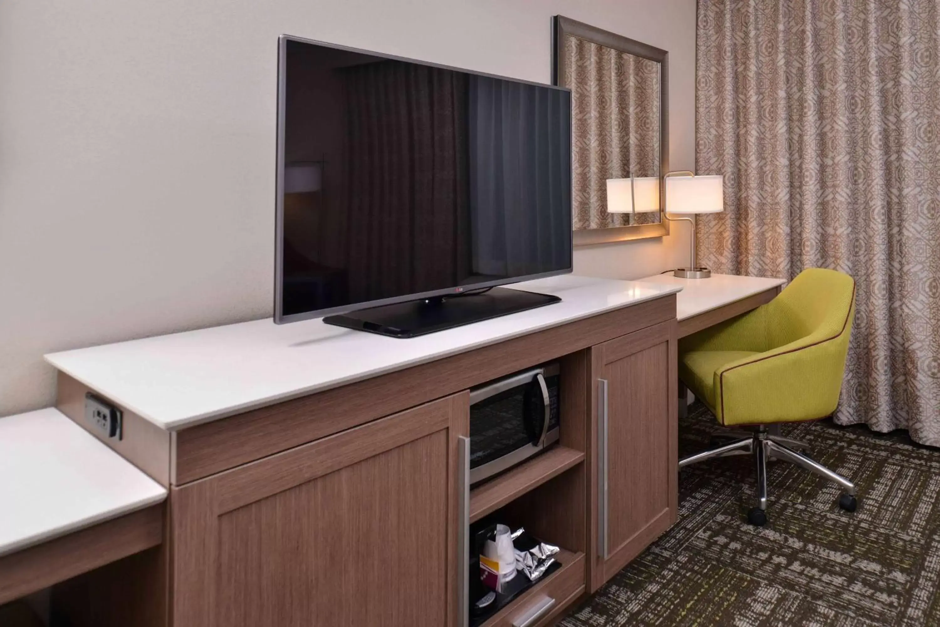 Bed, Kitchen/Kitchenette in Hampton Inn & Suites Dallas Market Center