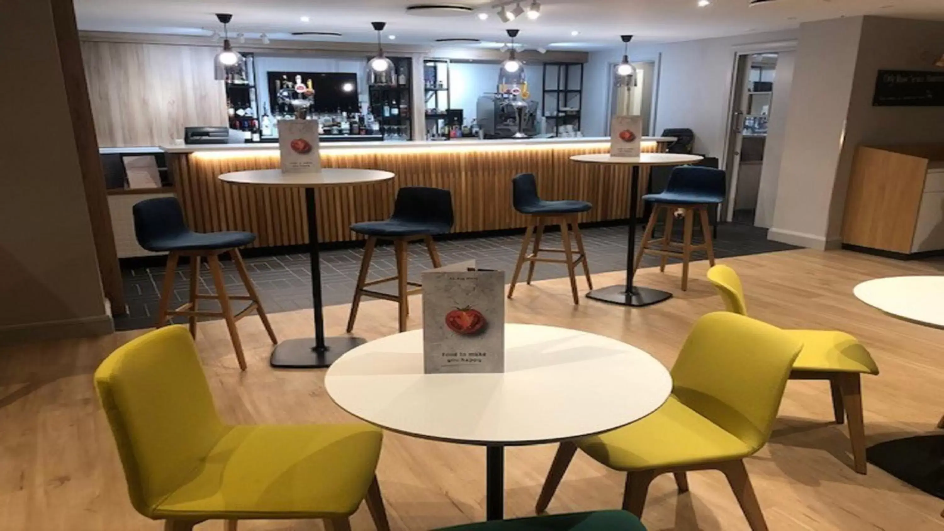 Lounge or bar, Lounge/Bar in Holiday Inn London-Bexley, an IHG Hotel