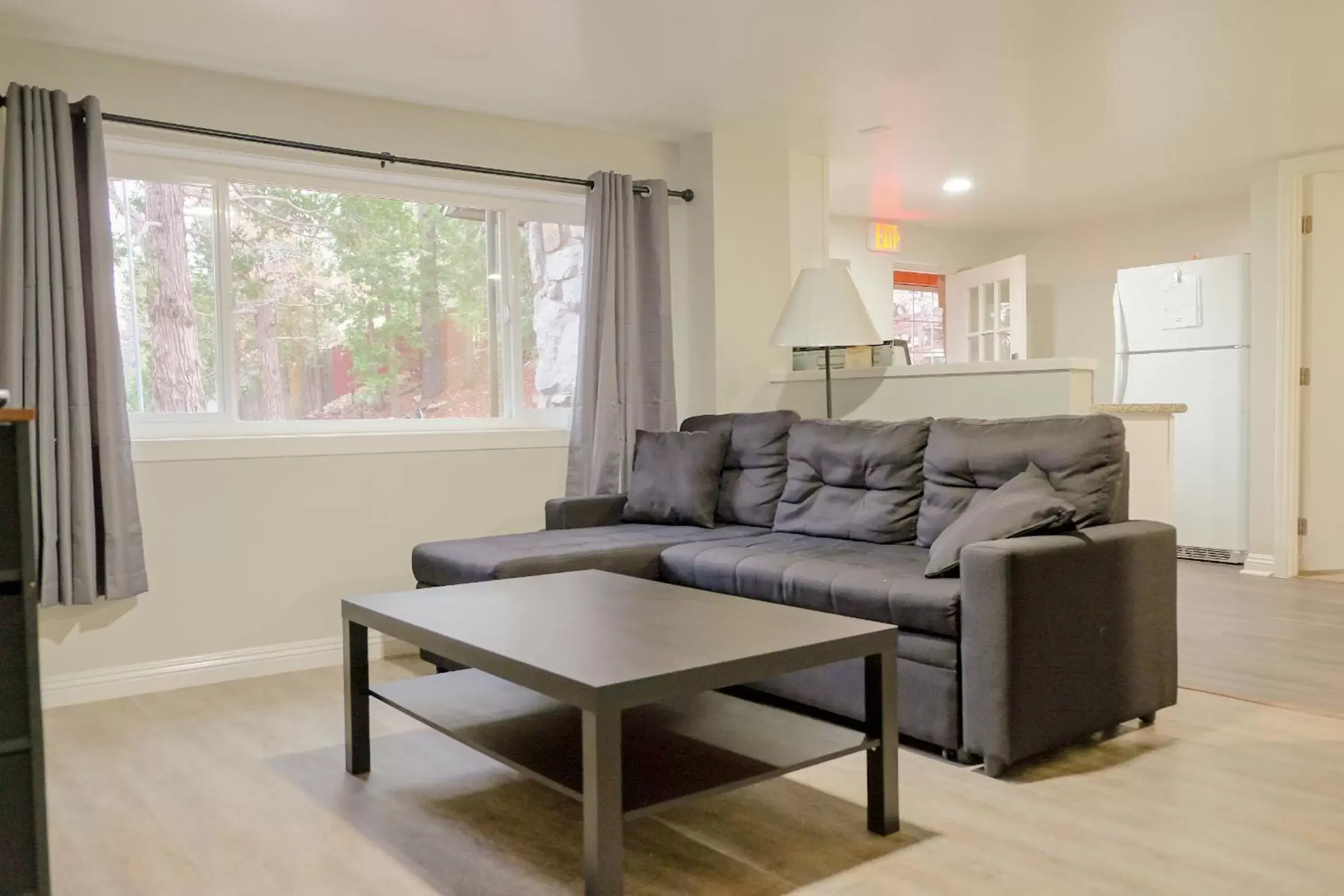 Living room, Seating Area in Sherwood Arms Motel