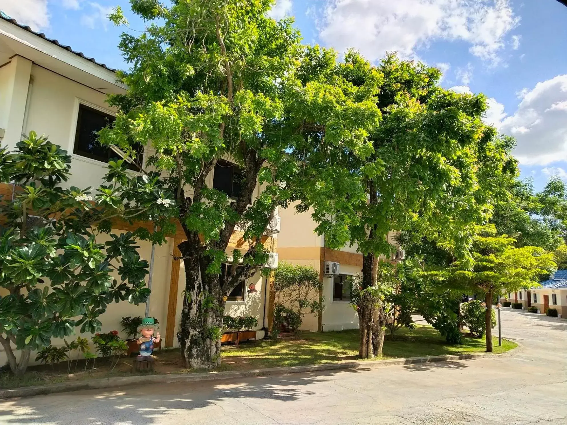 Property building in โรงแรมฟ้าพราวฝน Fah Proud Fon Hotel Property building in โรงแรมฟ้าพราวฝน Fah Proud Fon Hotel