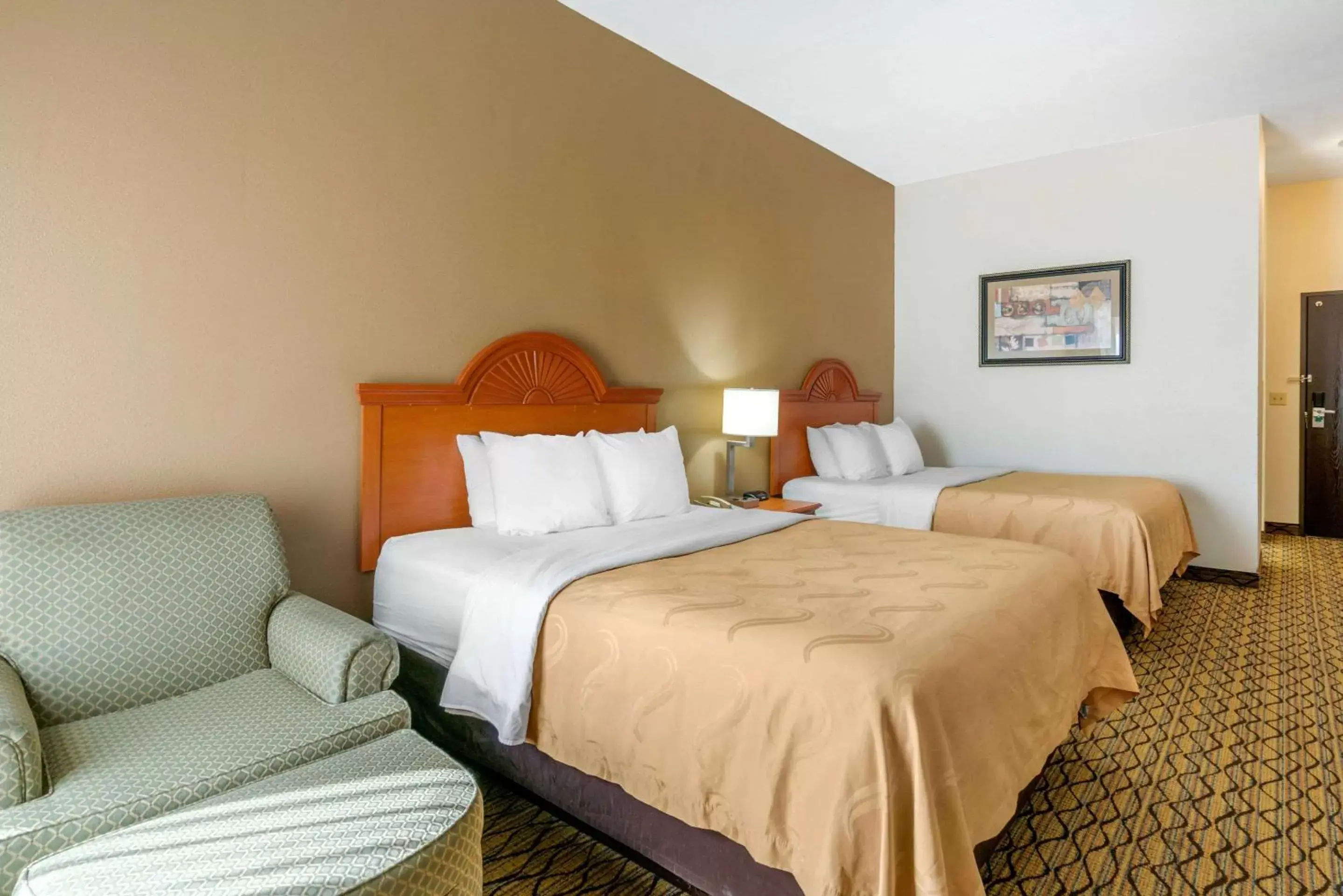 Photo of the whole room, Bed in Quality Inn & Suites - Jefferson City