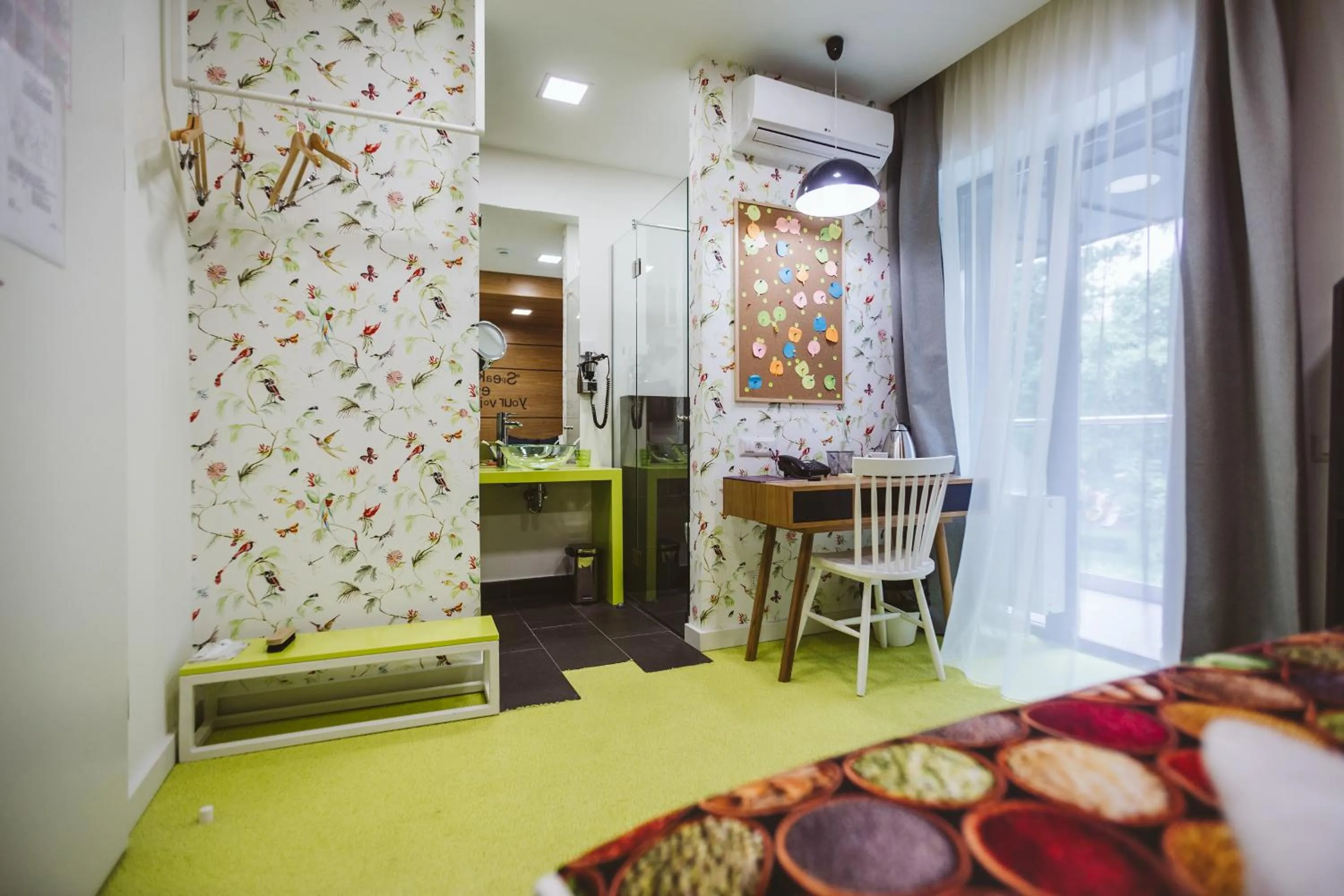 Photo of the whole room in Lol et Lola Hotel