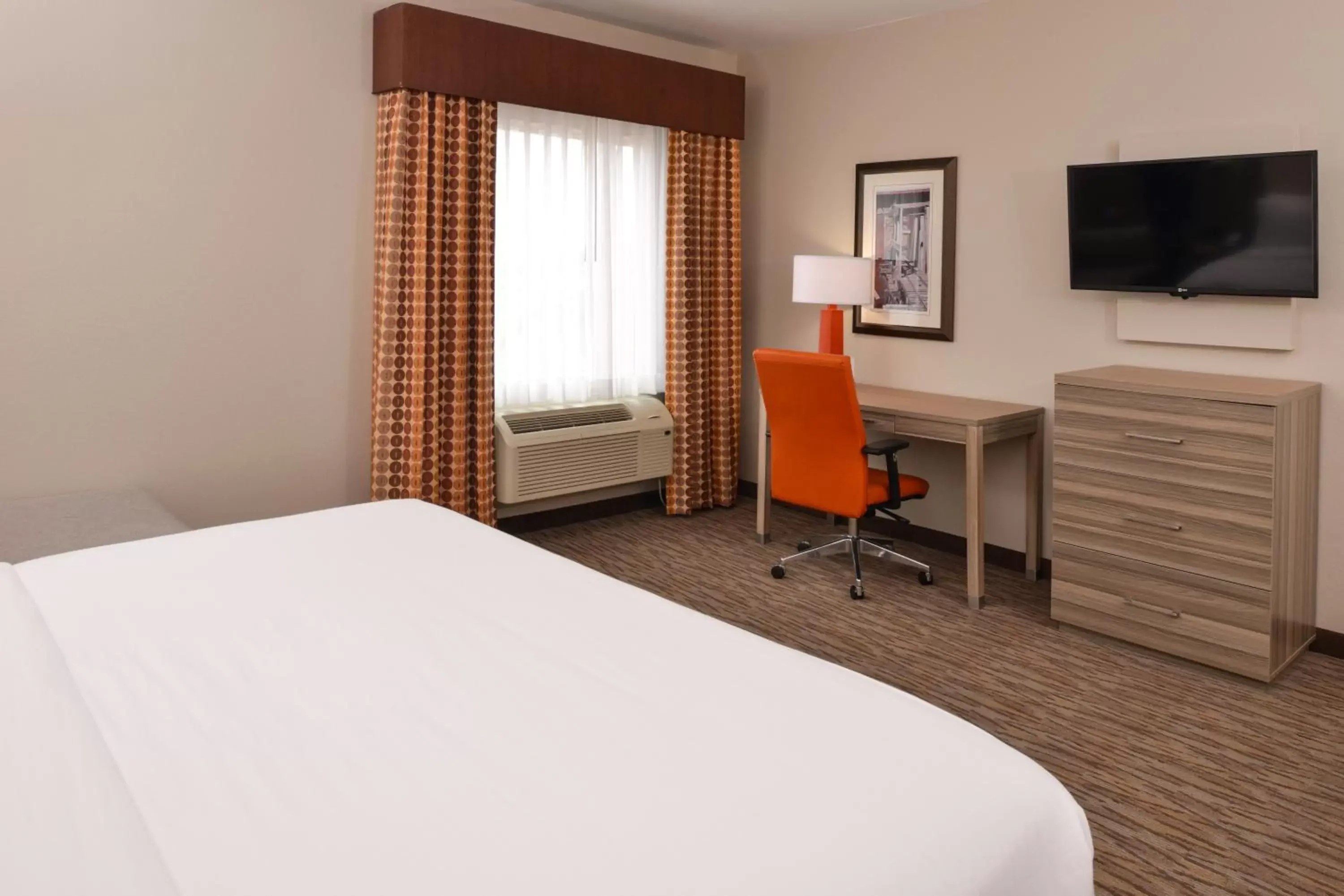 Day, TV/Entertainment Center in Holiday Inn Express & Suites Williams, an IHG Hotel