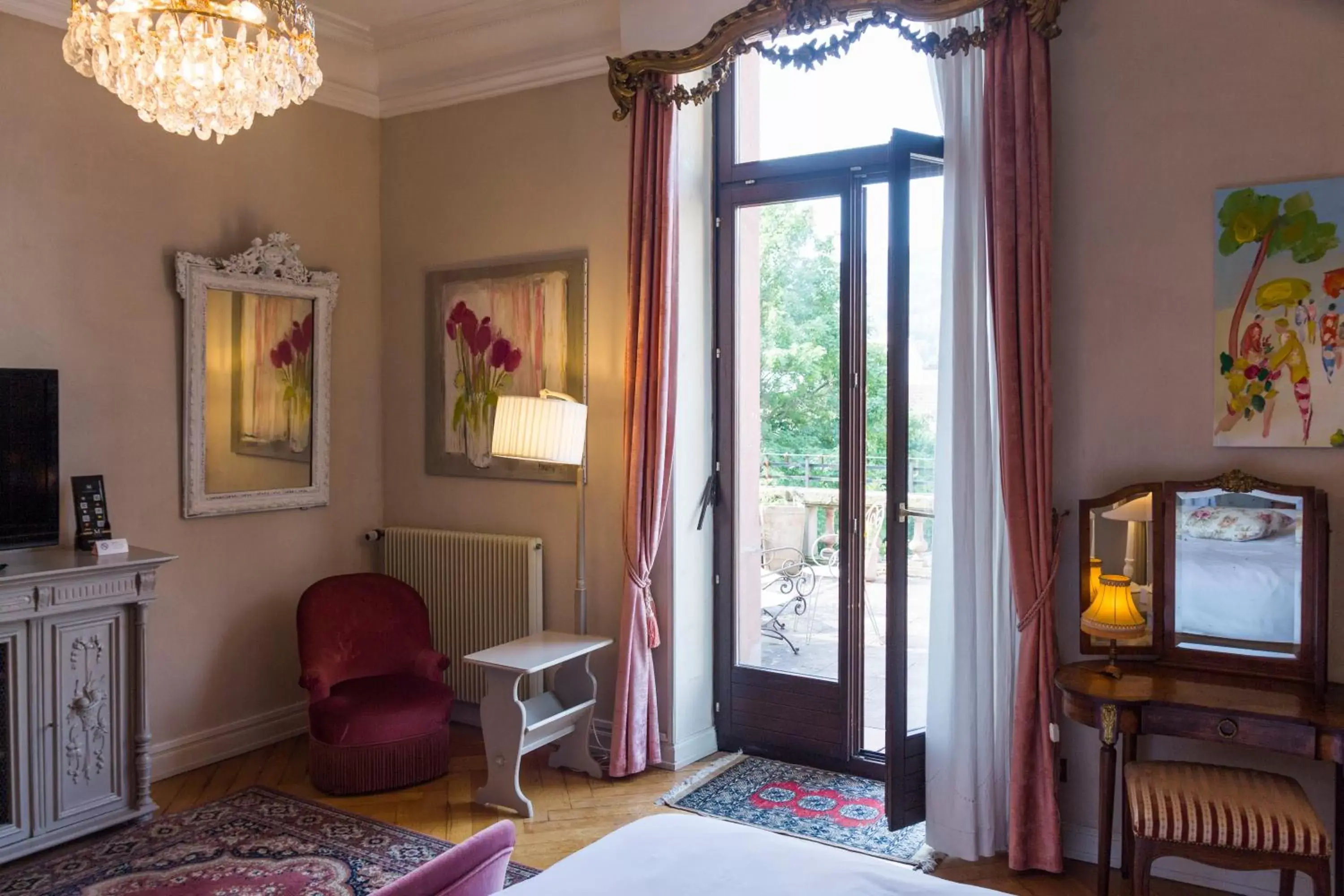 Bed, Seating Area in Domaine de Beaupré - Hotel The Originals Relais