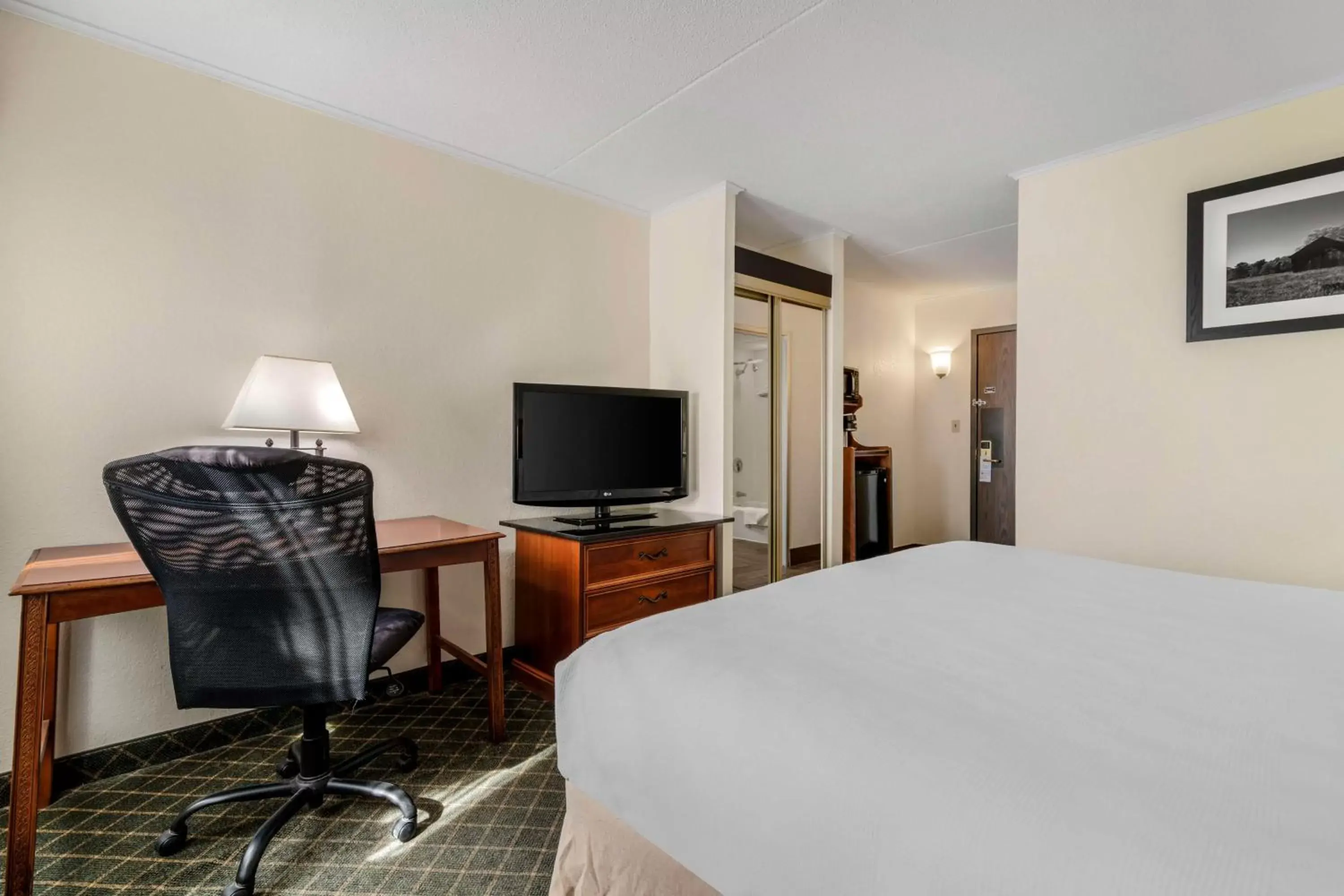 Bedroom, TV/Entertainment Center in Best Western Plus Augusta Civic Center Inn