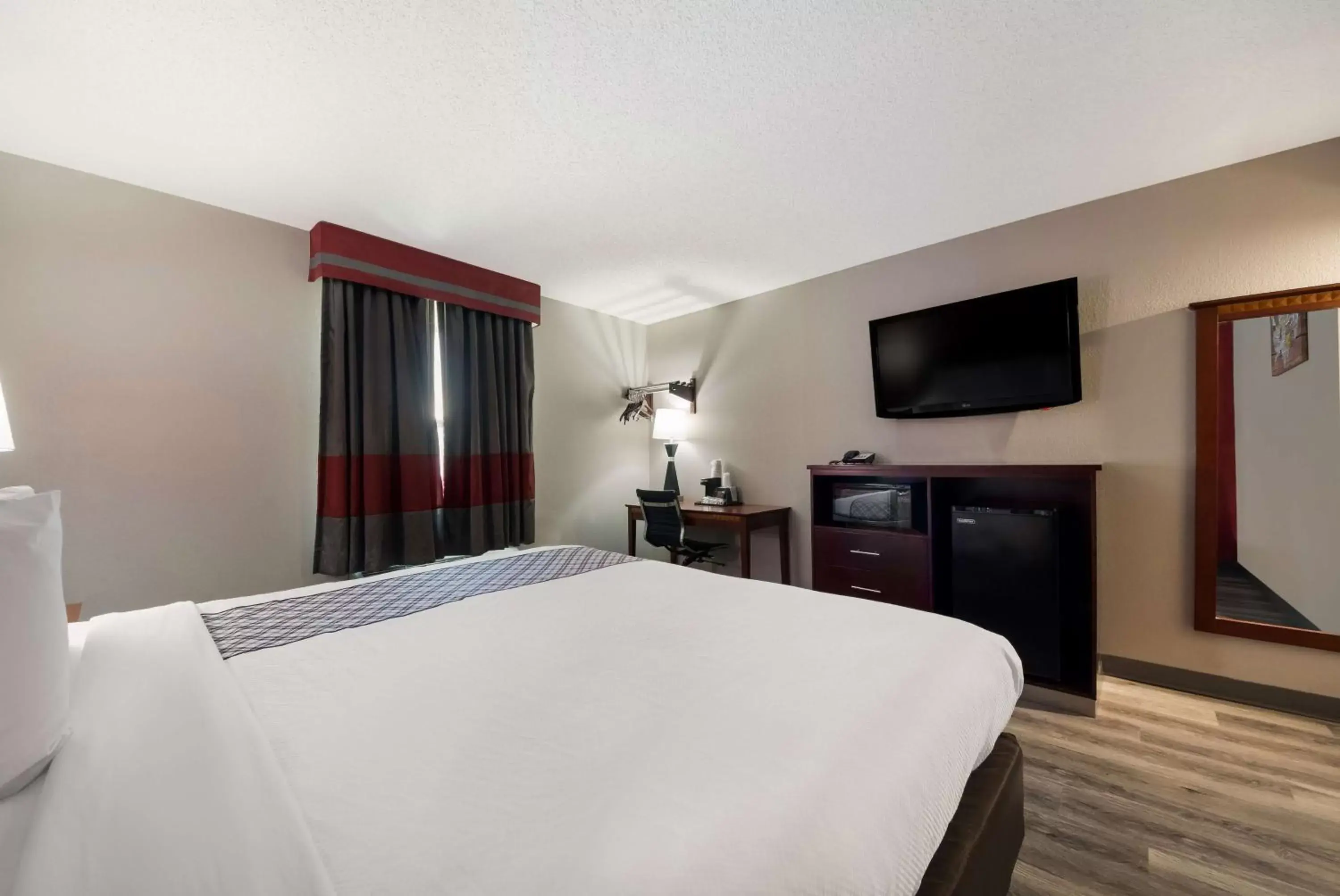 Bedroom, Bed in SureStay Plus Hotel by Best Western San Antonio North