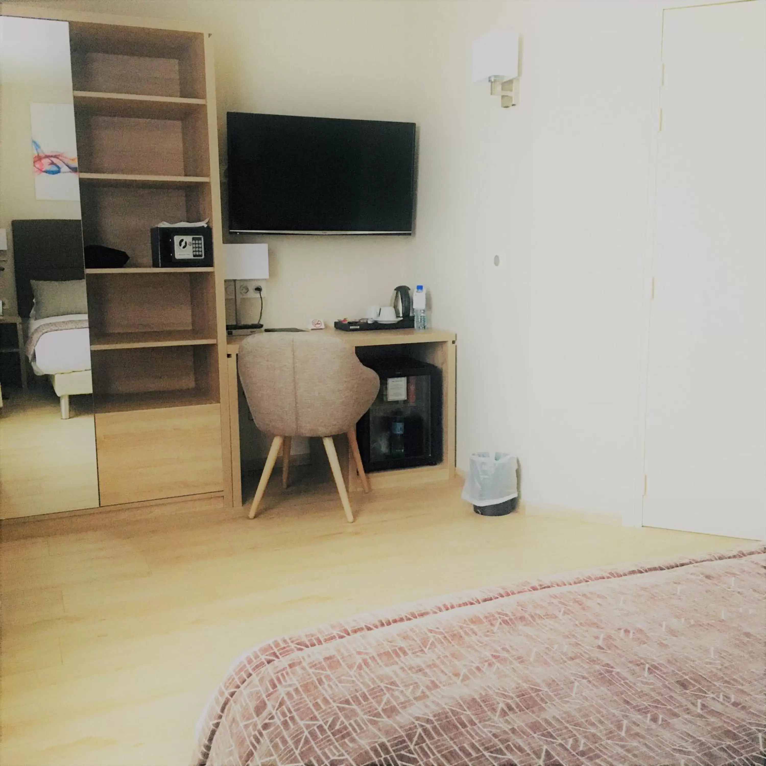 Seating area, TV/Entertainment Center in Best Western Hôtel des Barolles - Lyon Sud