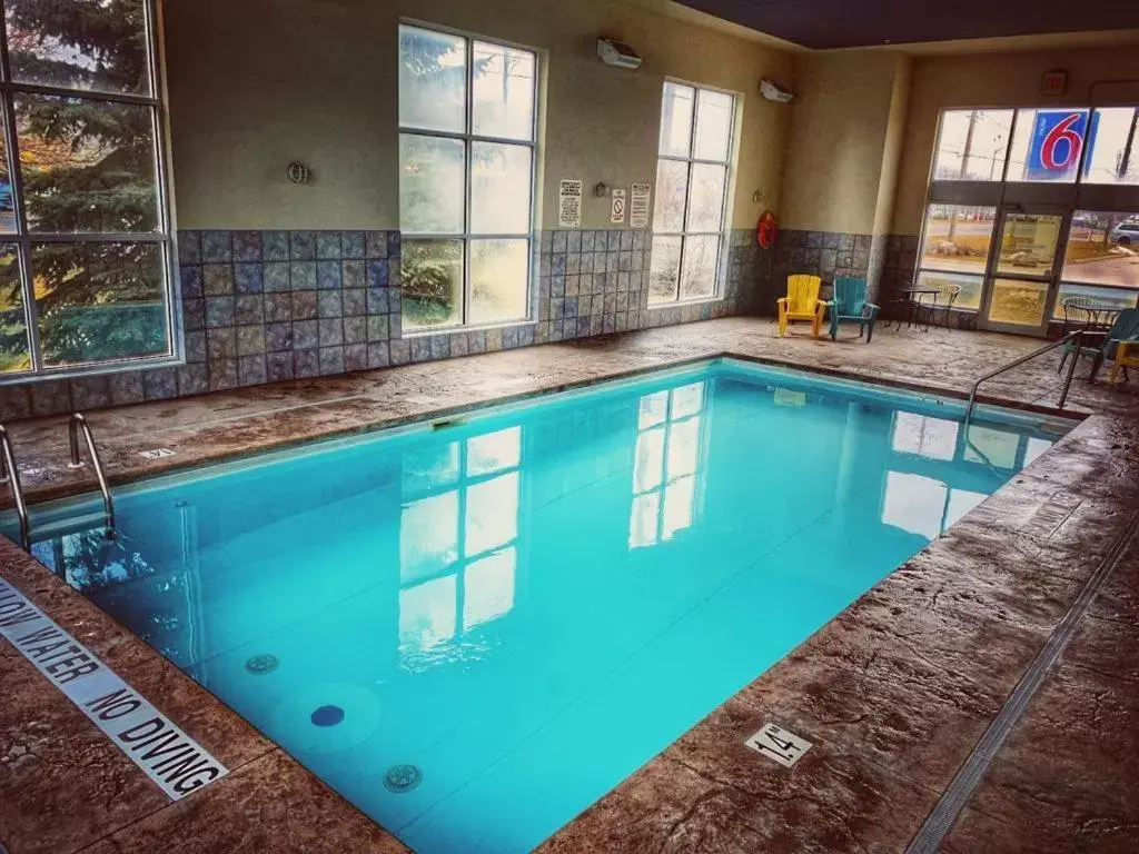Swimming Pool in Motel 6-London, ON - Ontario