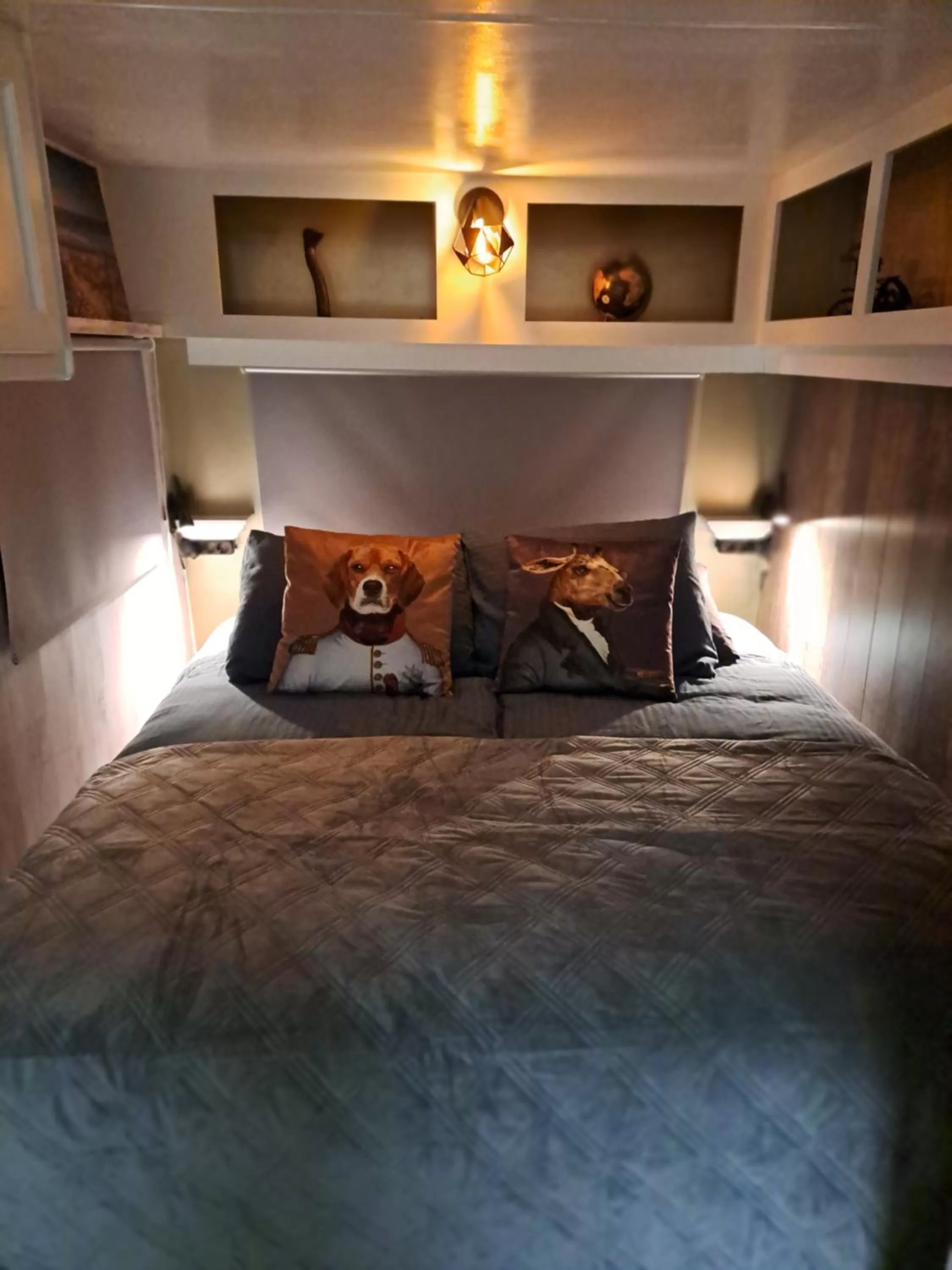 Bed in bnbheerhugowaard wooden