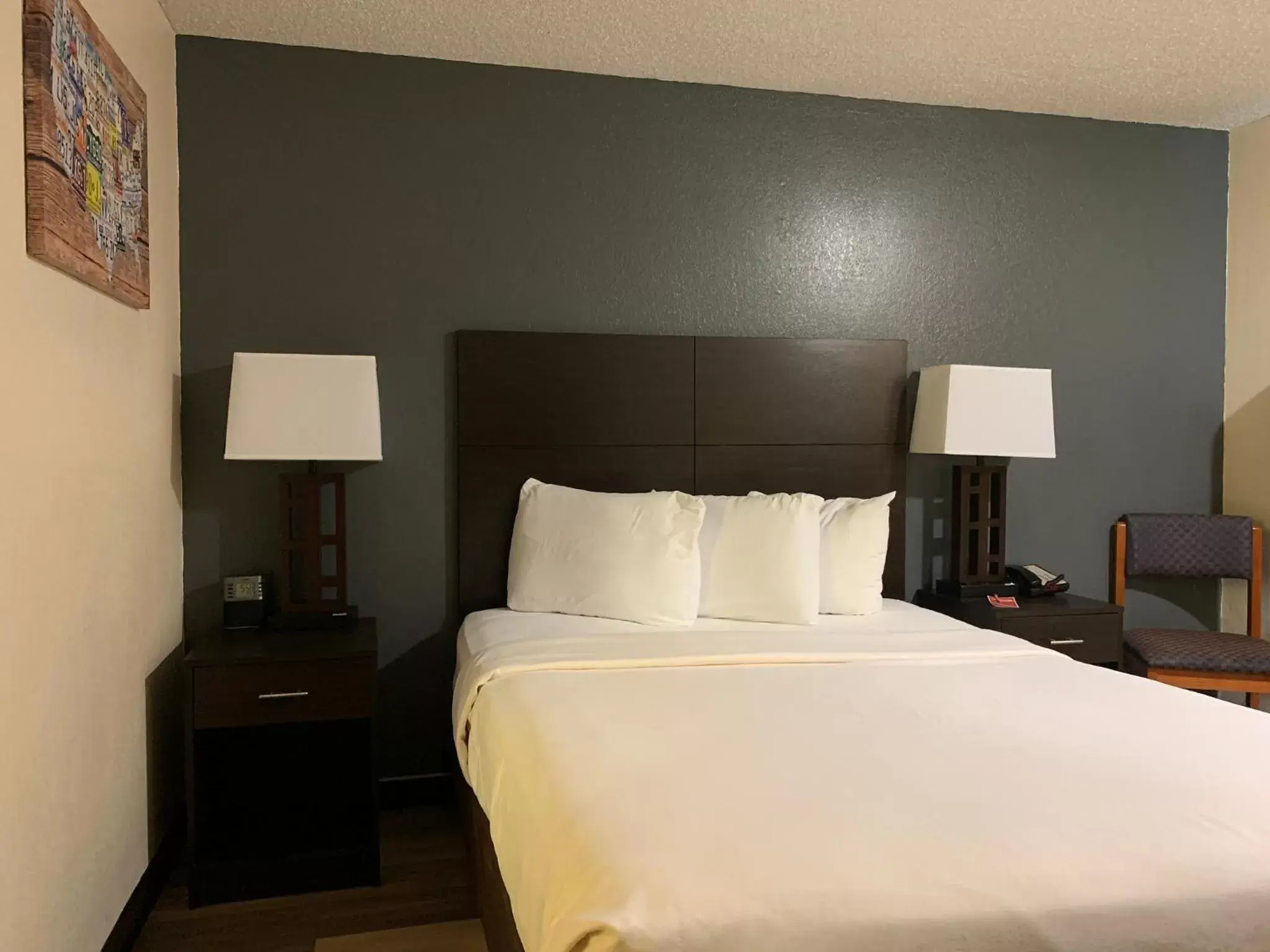 Bed in Econo Lodge Inn & Suites Clinton