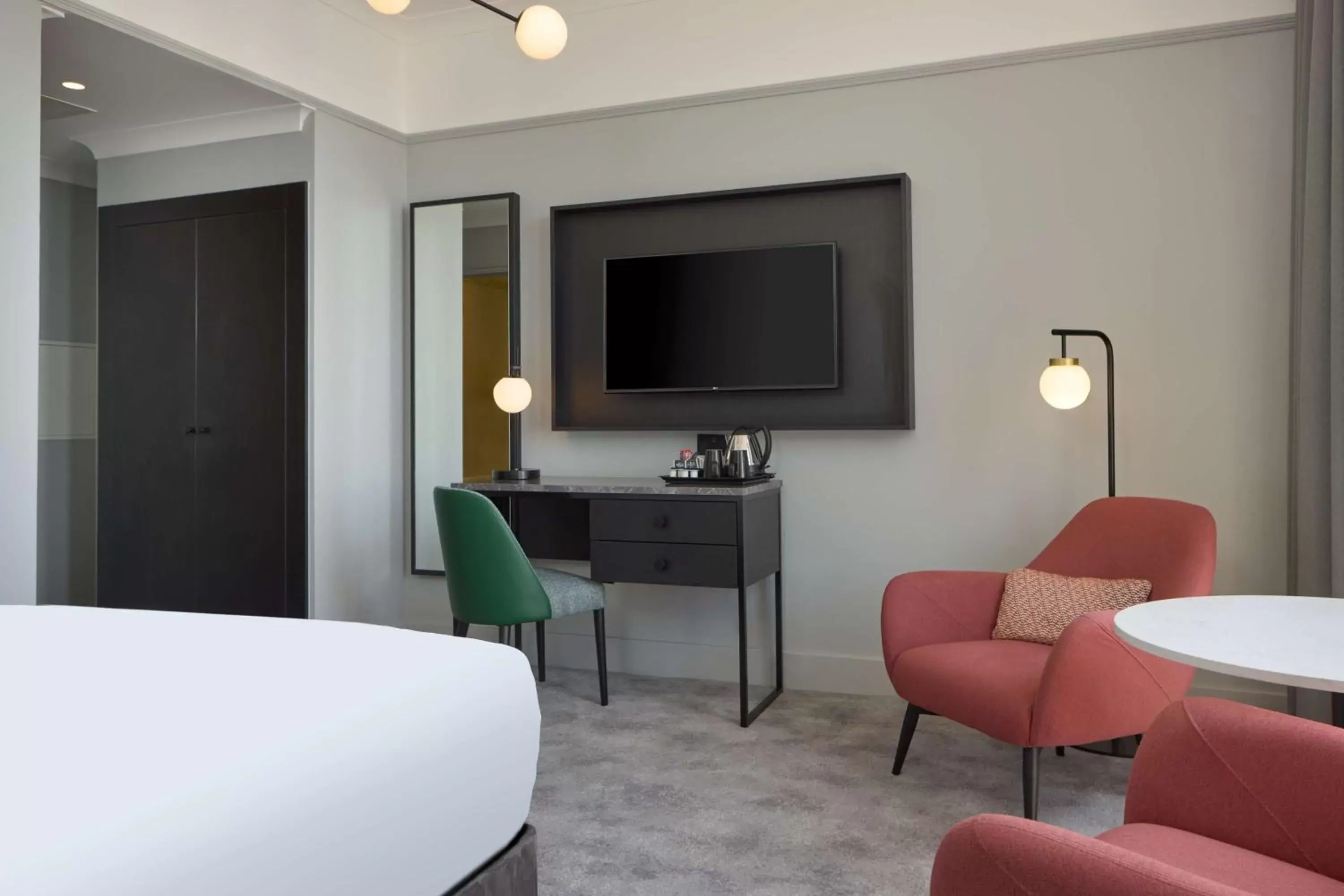 Bed, TV/Entertainment Center in DoubleTree By Hilton Brighton Metropole