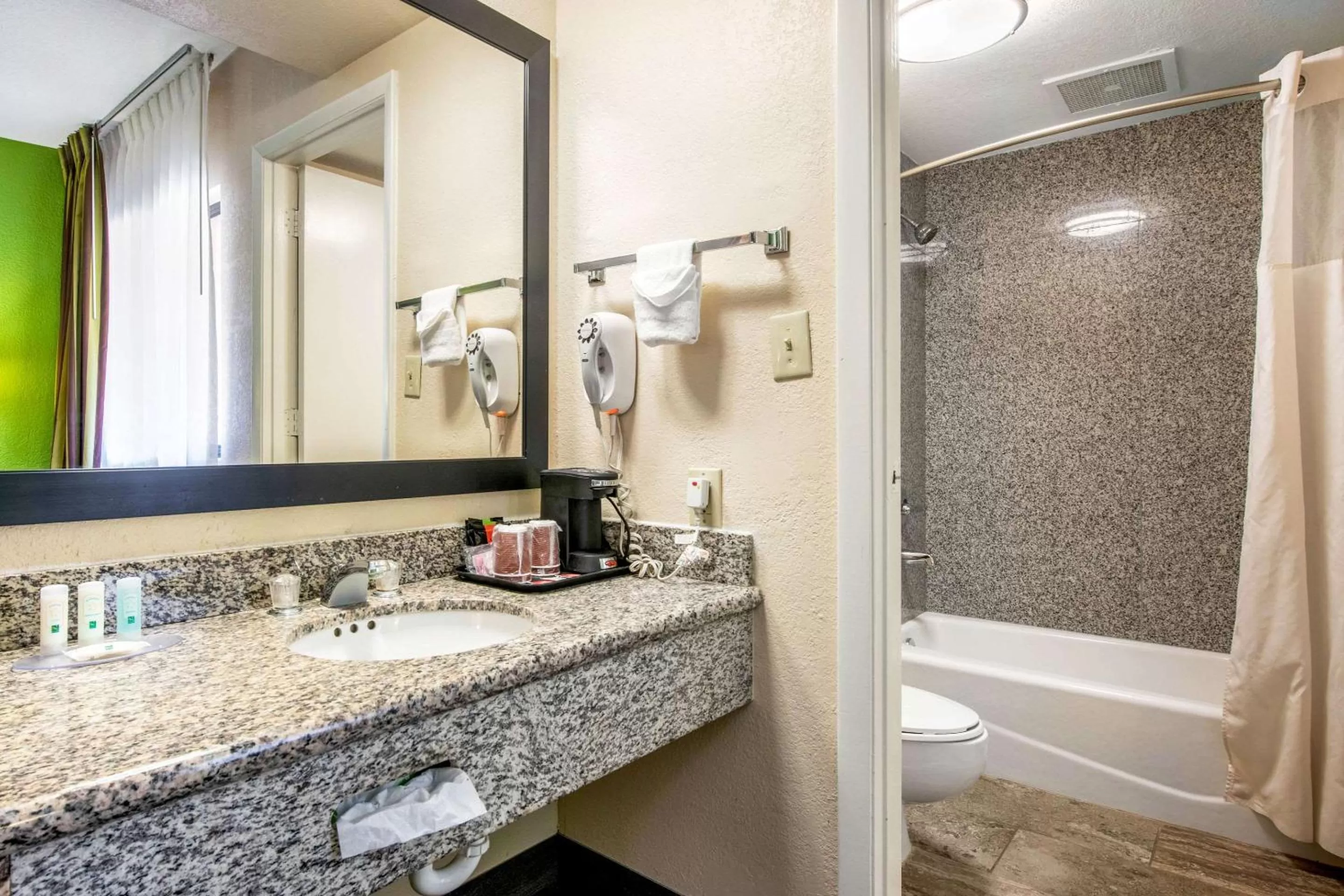Bedroom in Quality Inn & Suites Jacksonville-Baymeadows
