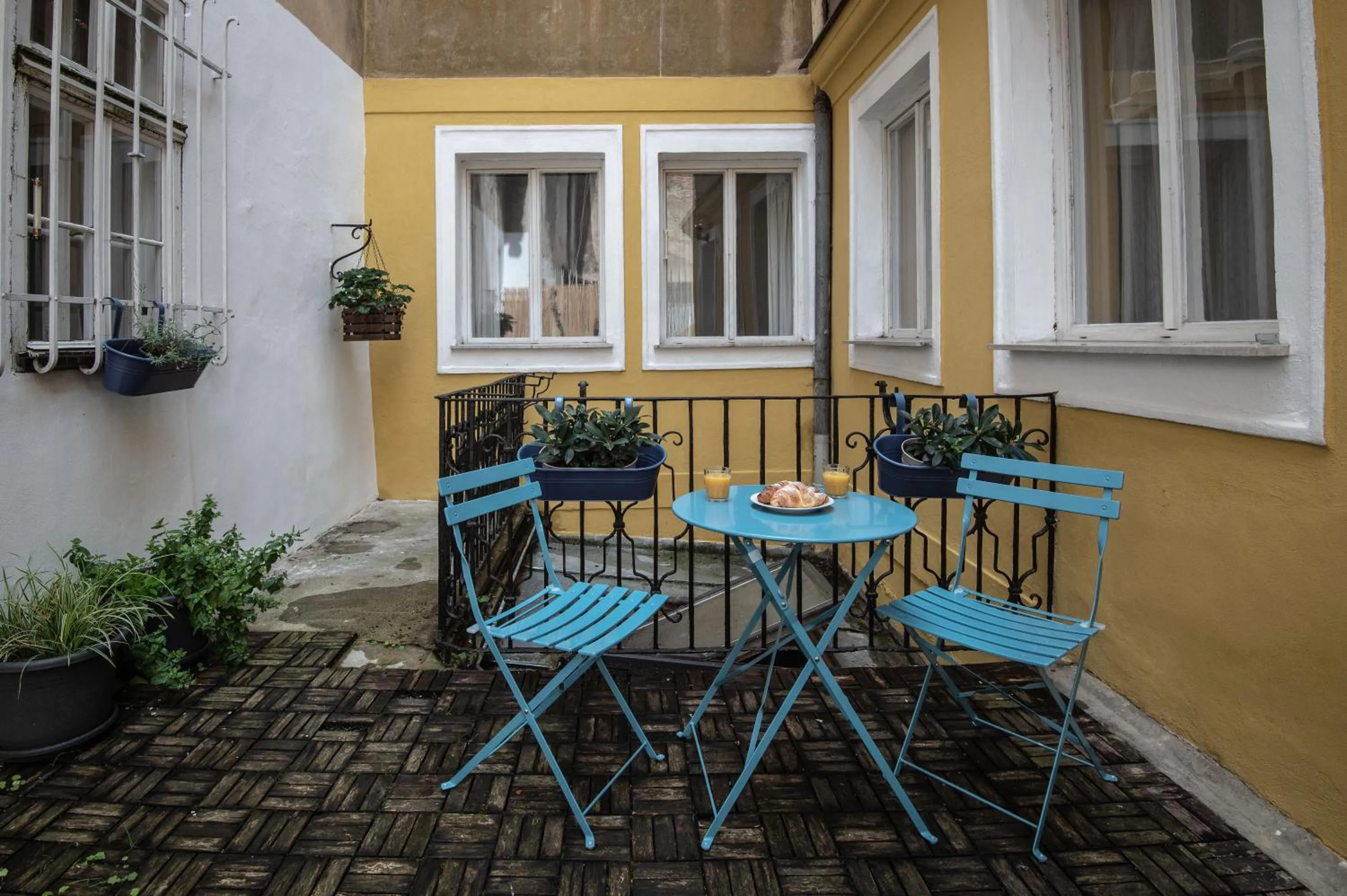 Charles Bridge Hostel & Apartments