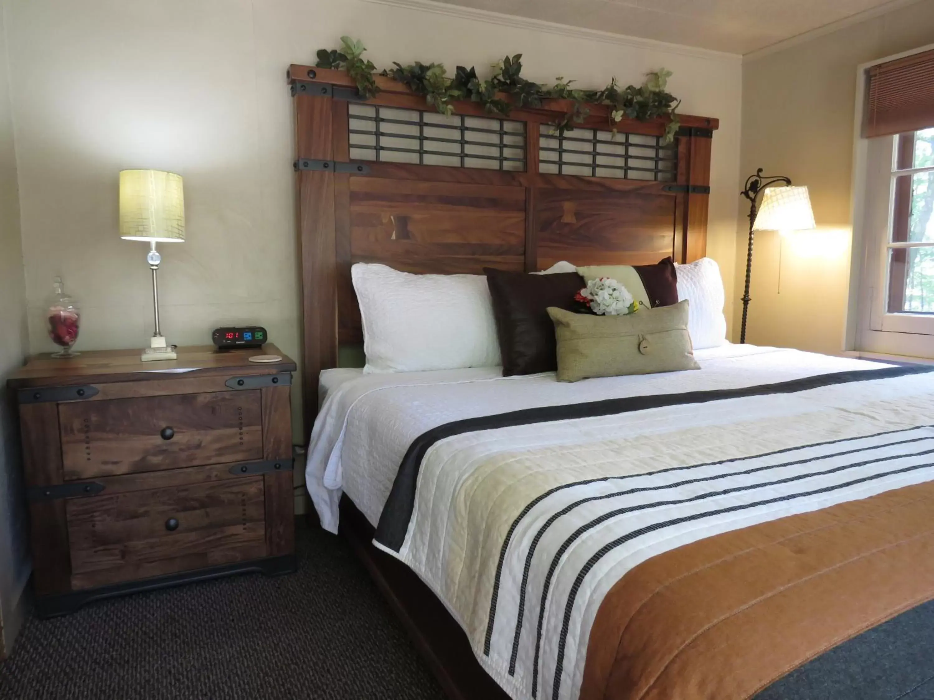 Bed in Tall Pines Inn