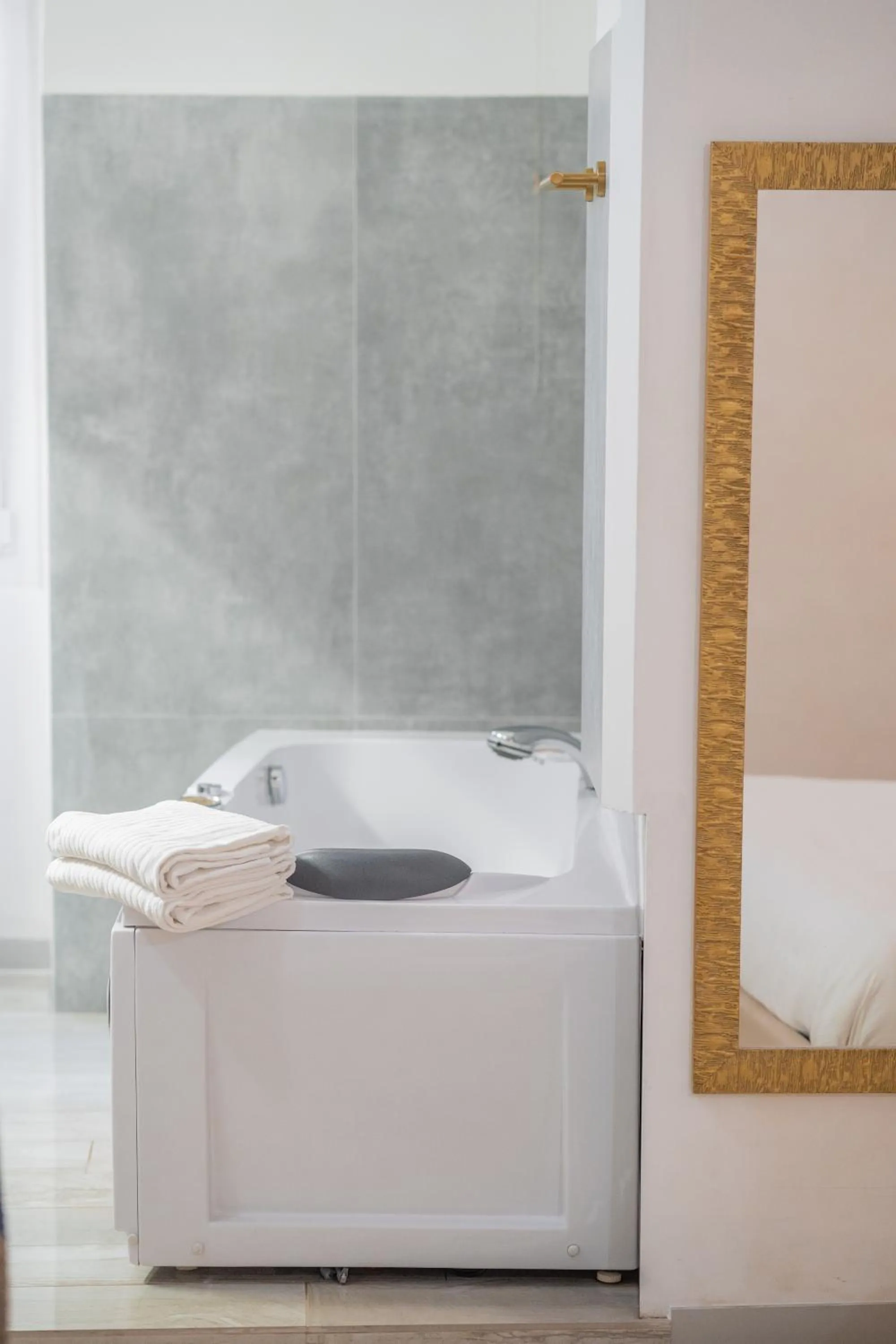 Hot Tub in iRooms - Spanish Steps