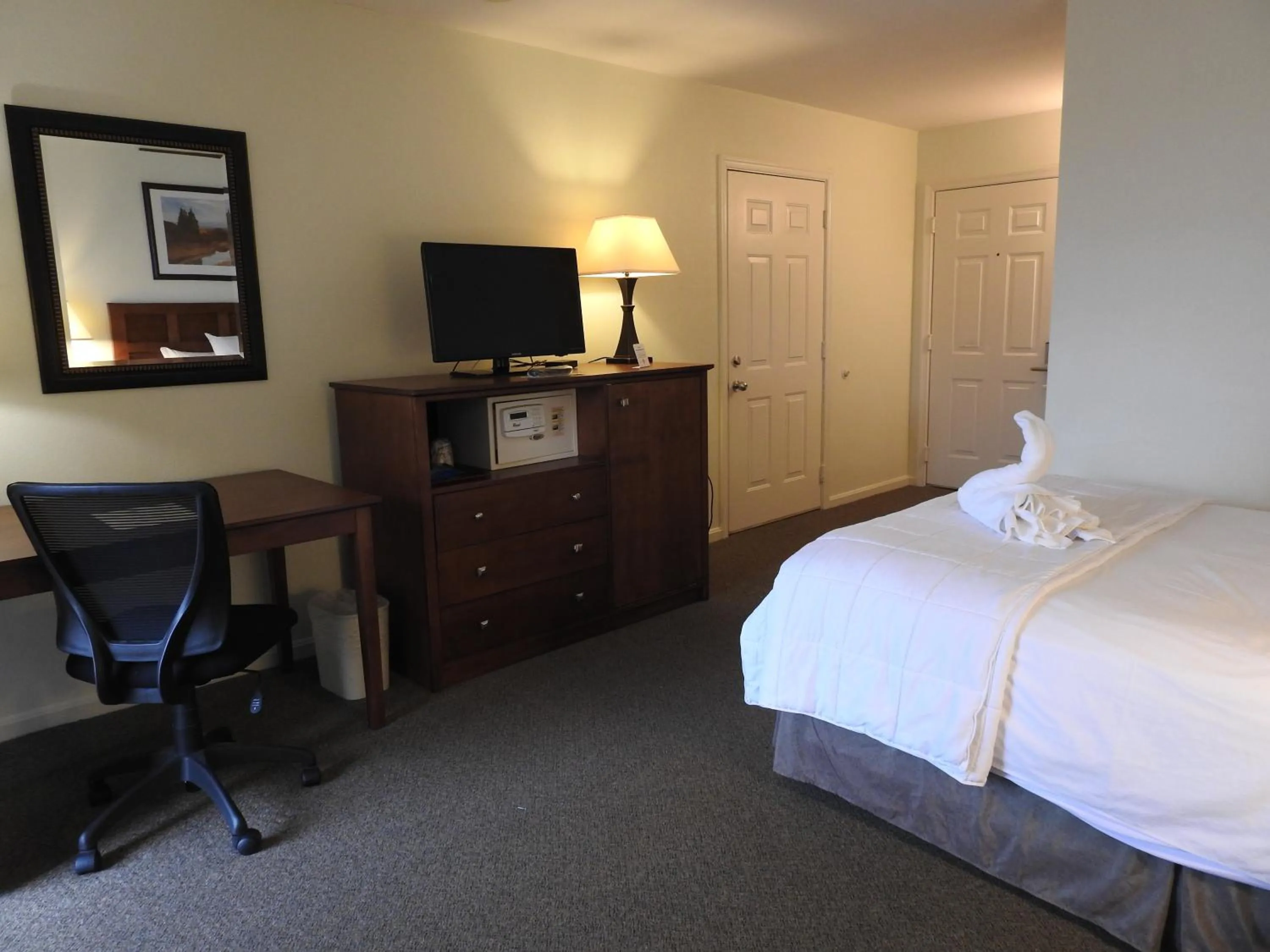 Queen Room with Balcony- No pets allowed in Inn at Cemetery Hill