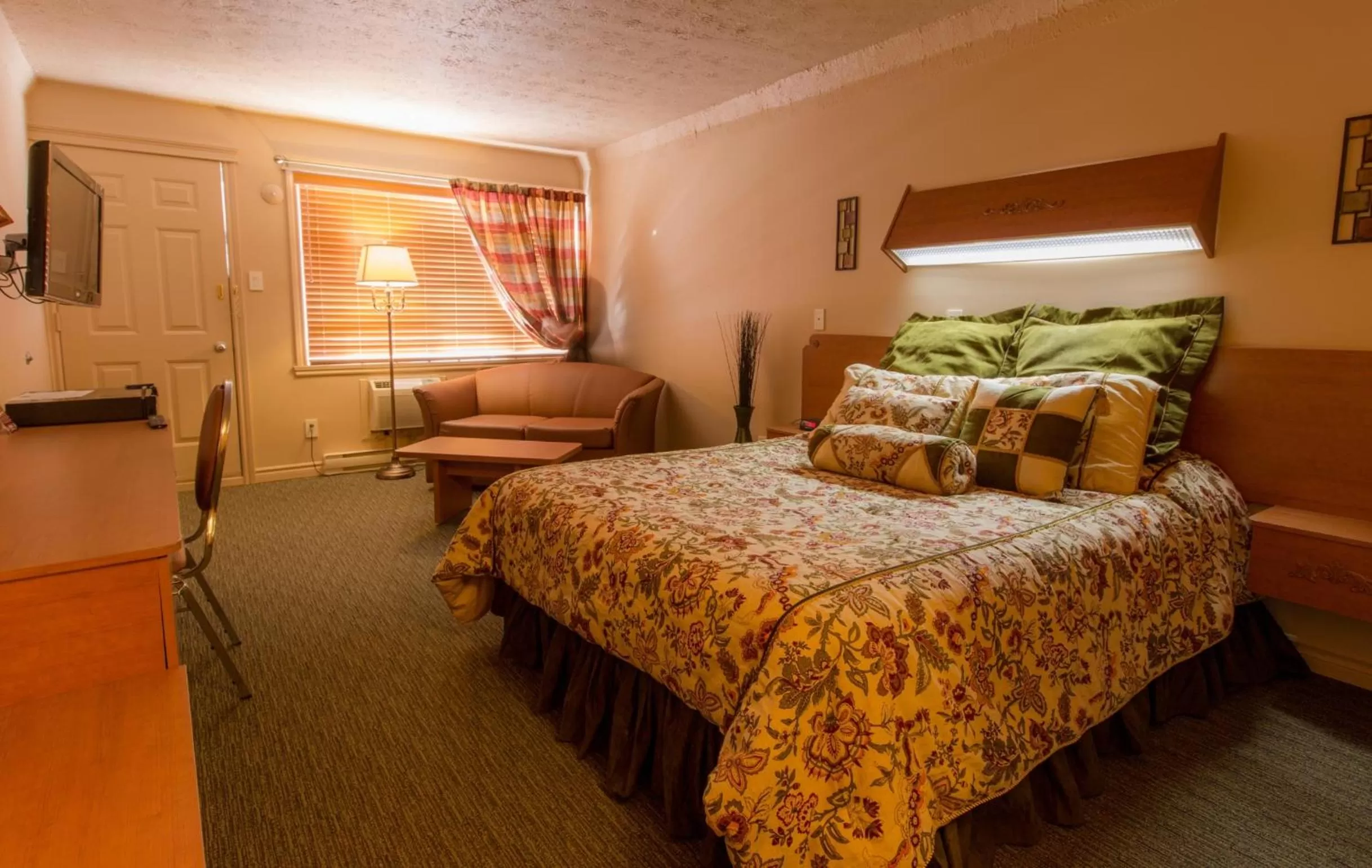 Bedroom, Bed in Travelodge by Wyndham Drummondville