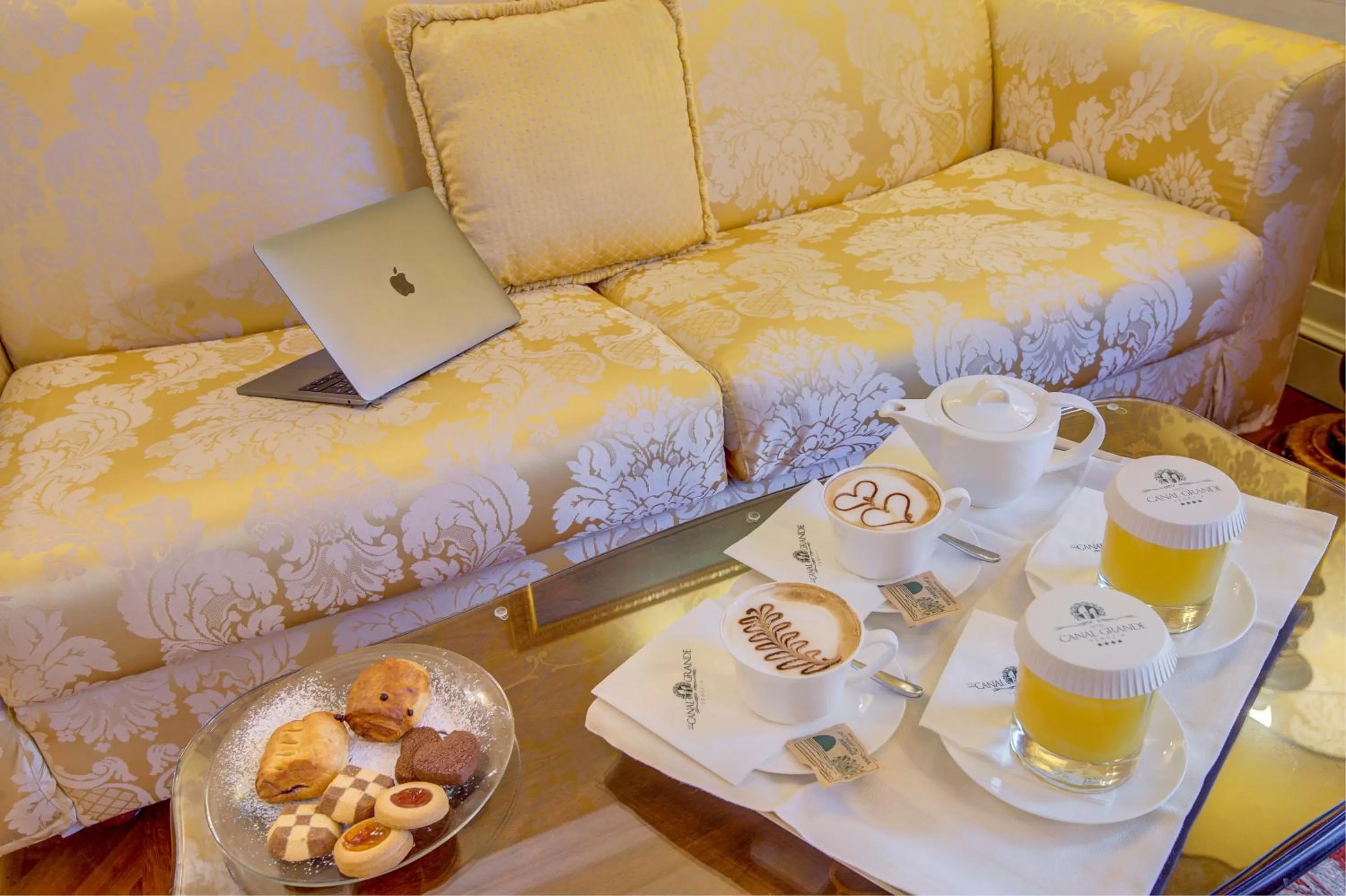 Italian breakfast in Canal Grande