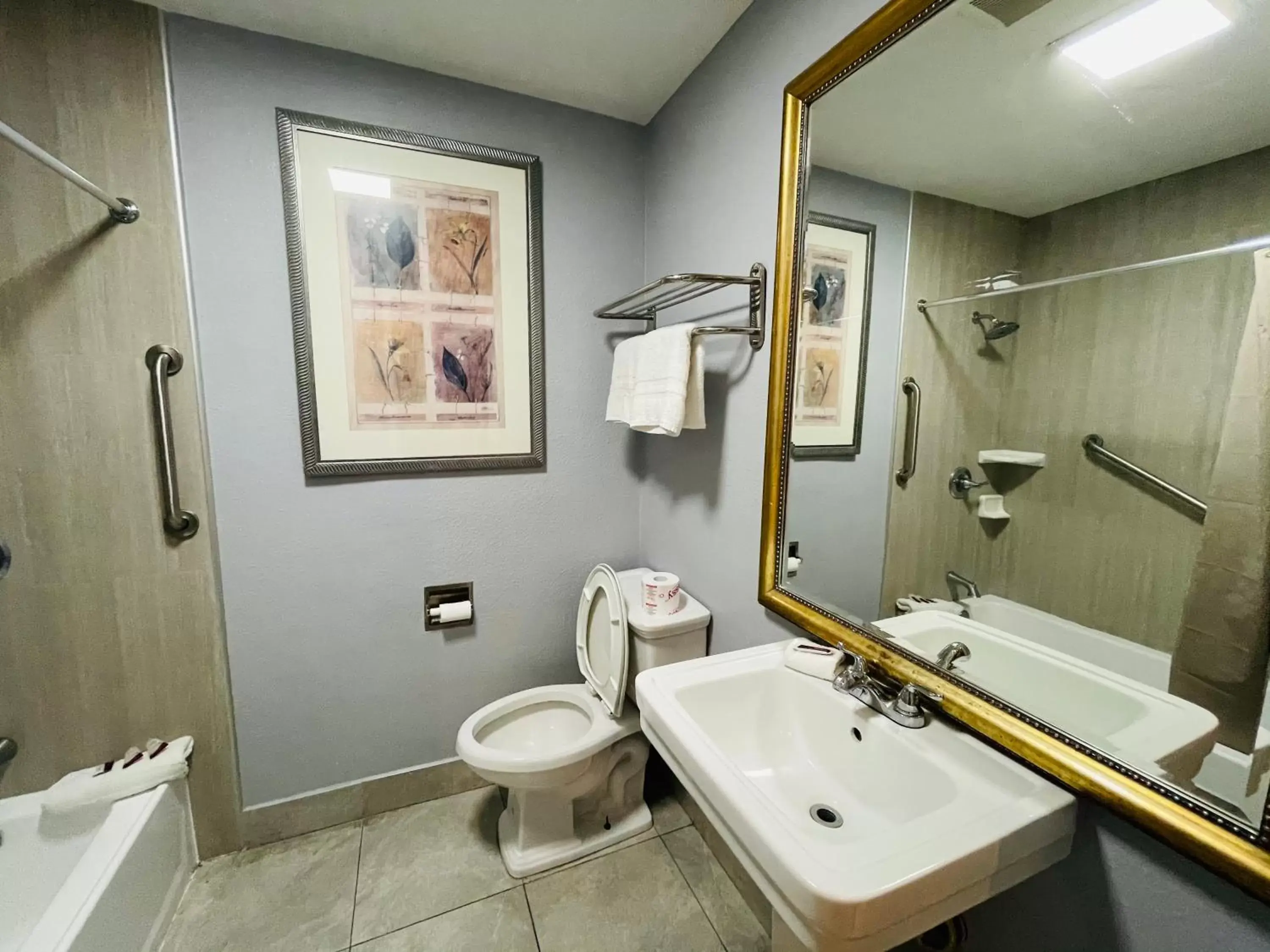 Bathroom in Casa Blanca Inn & Suites Whittier