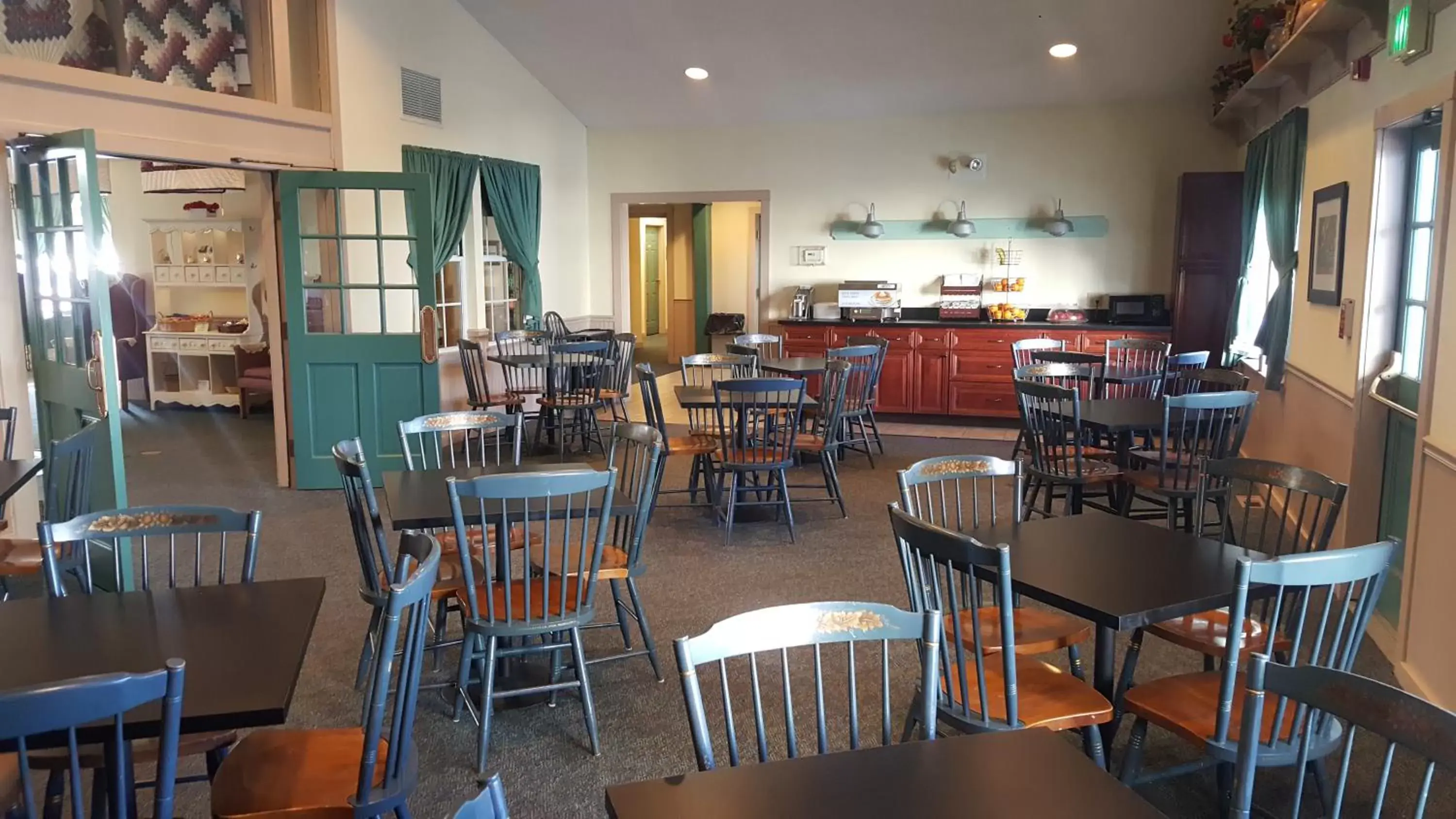 Continental breakfast, Restaurant/Places to Eat in Amish Inn