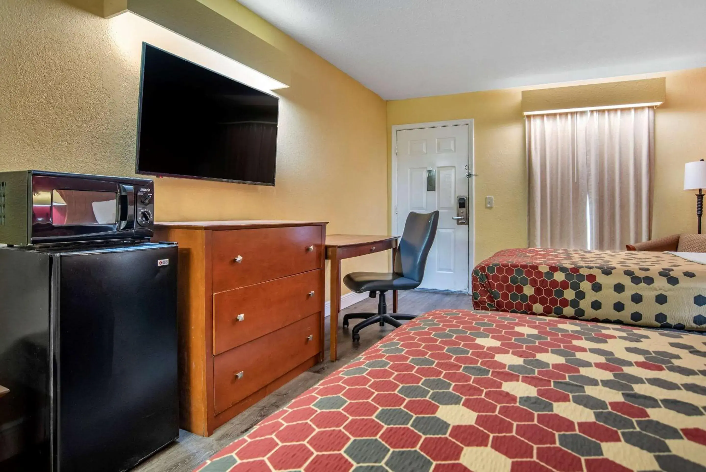 Photo of the whole room, TV/Entertainment Center in Econo Lodge Tupelo