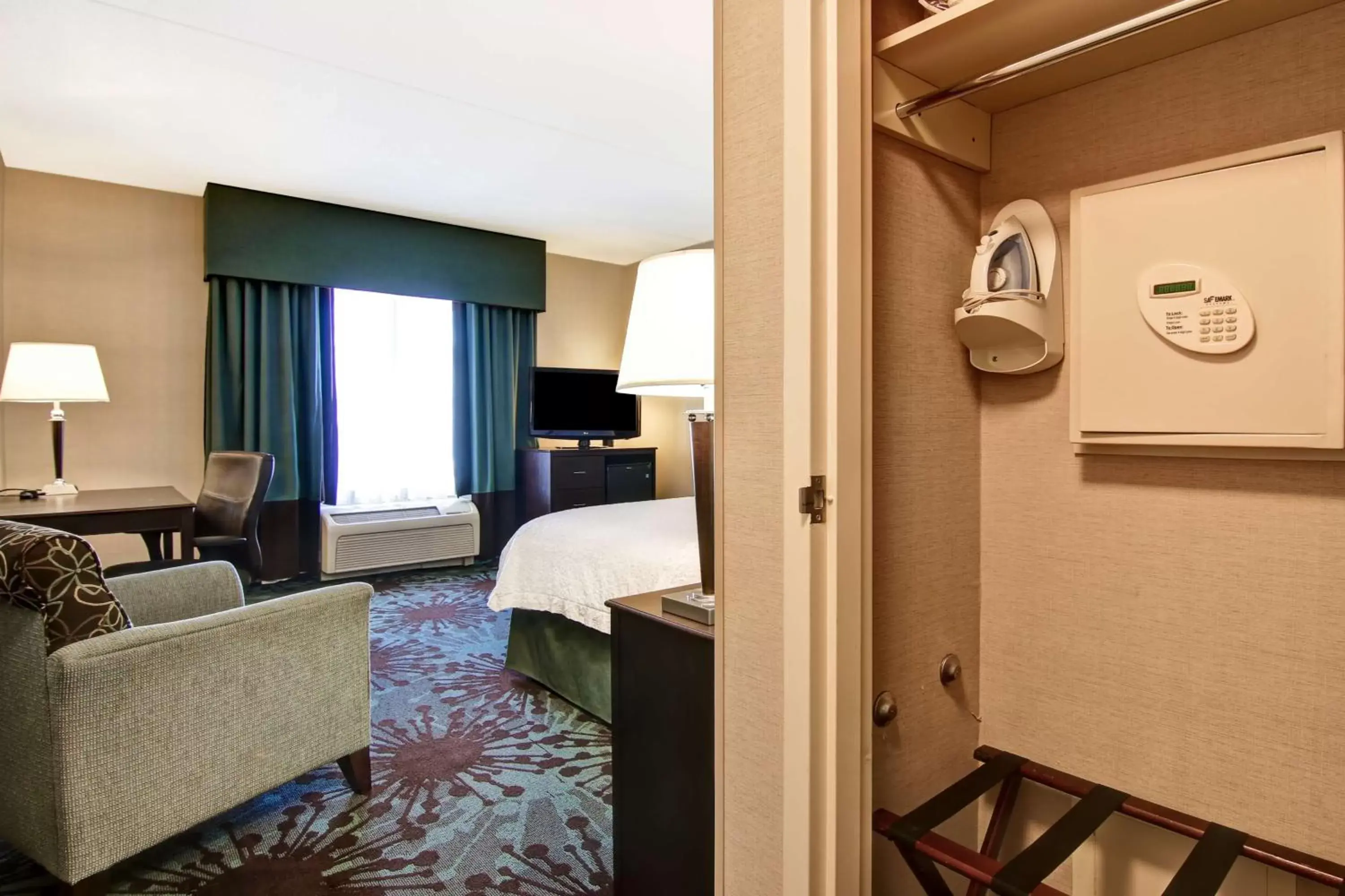 Bedroom, Bed in Hampton Inn by Hilton Toronto Airport Corporate Centre Bedroom, Bed in Hampton Inn by Hilton Toronto Airport Corporate Centre