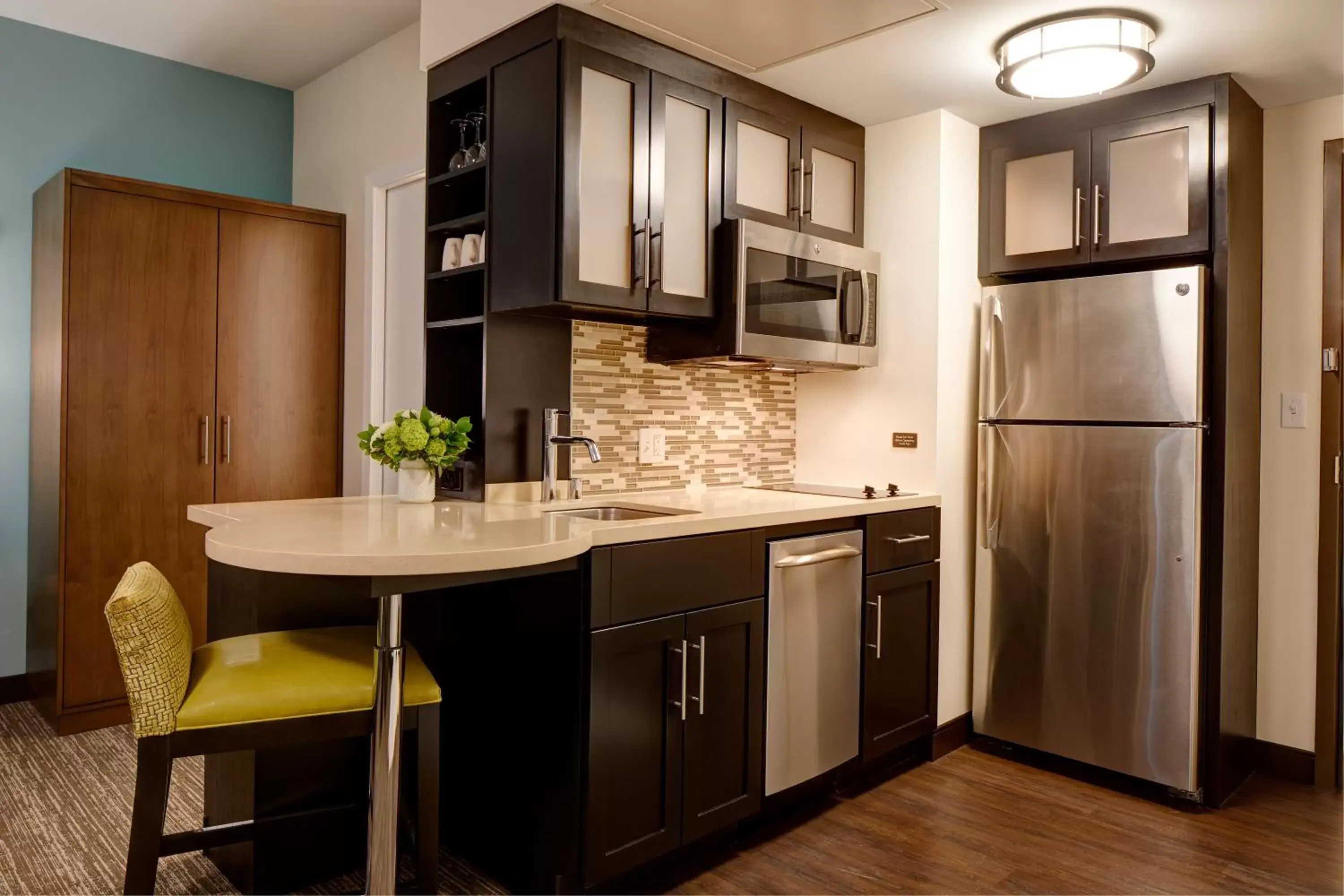 Photo of the whole room, Kitchen/Kitchenette in Staybridge Suites Seattle - South Lake Union, an IHG Hotel