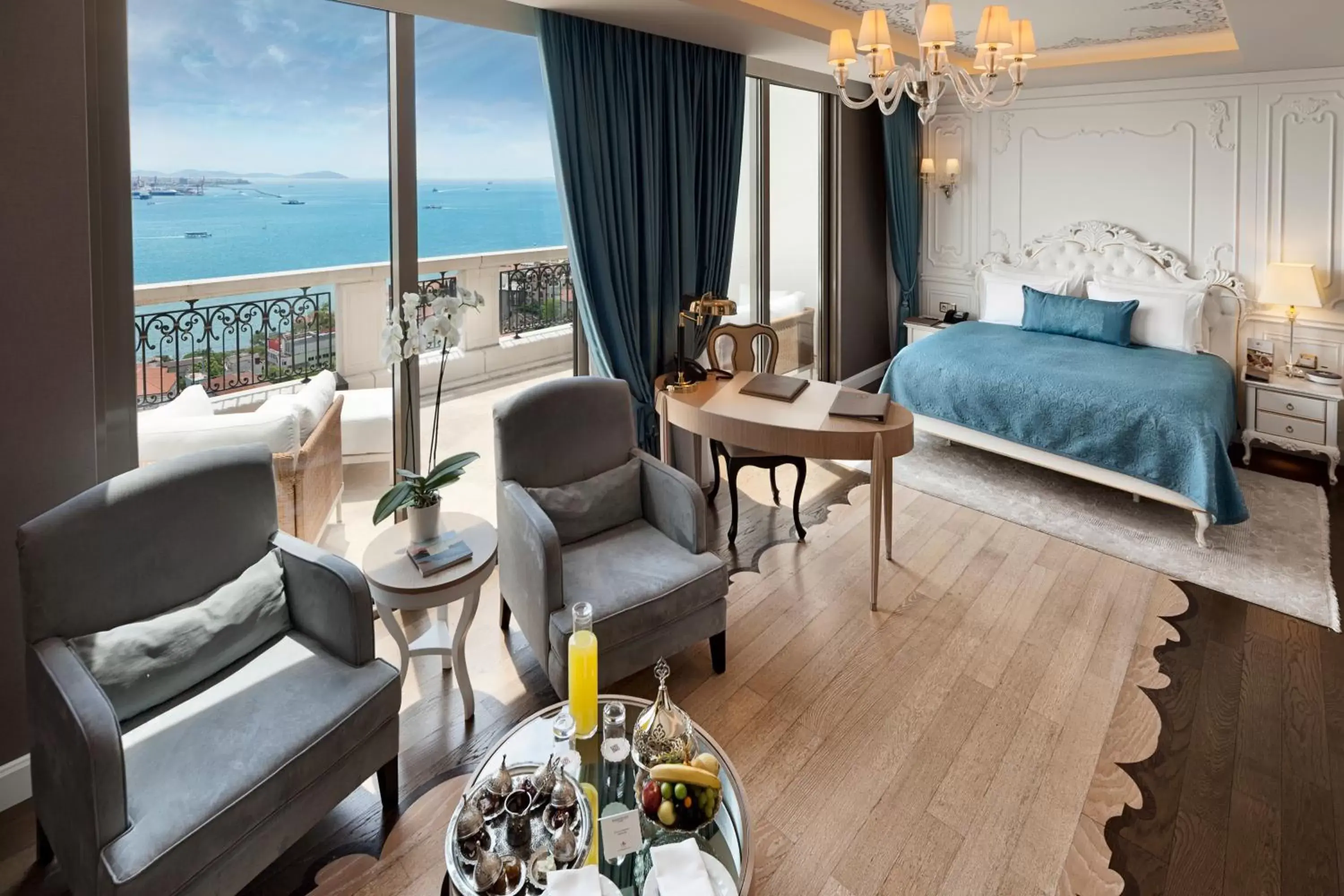 Balcony/Terrace, Room Photo in CVK Park Bosphorus Hotel Istanbul
