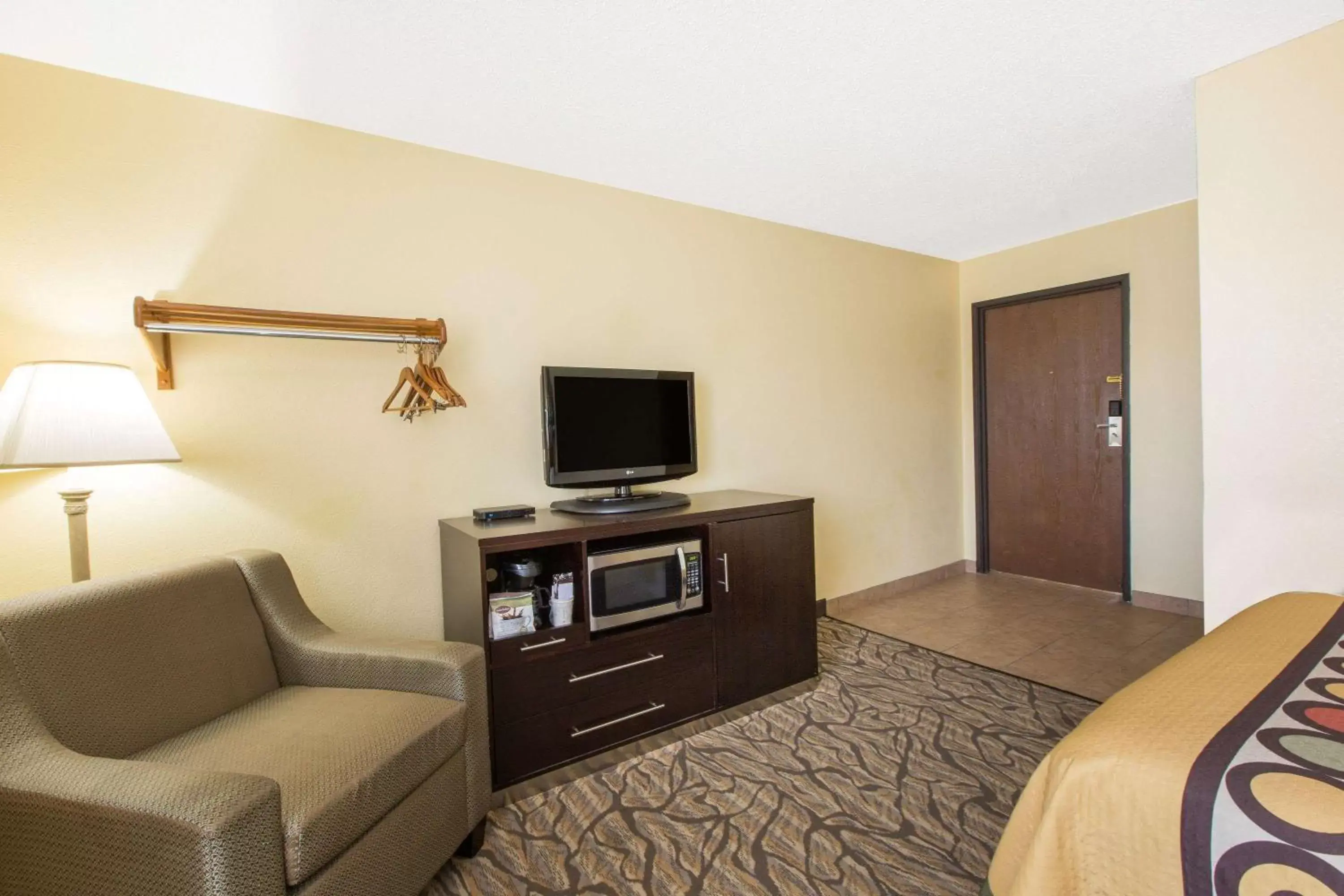 Living room, TV/Entertainment Center in Super 8 by Wyndham Nampa