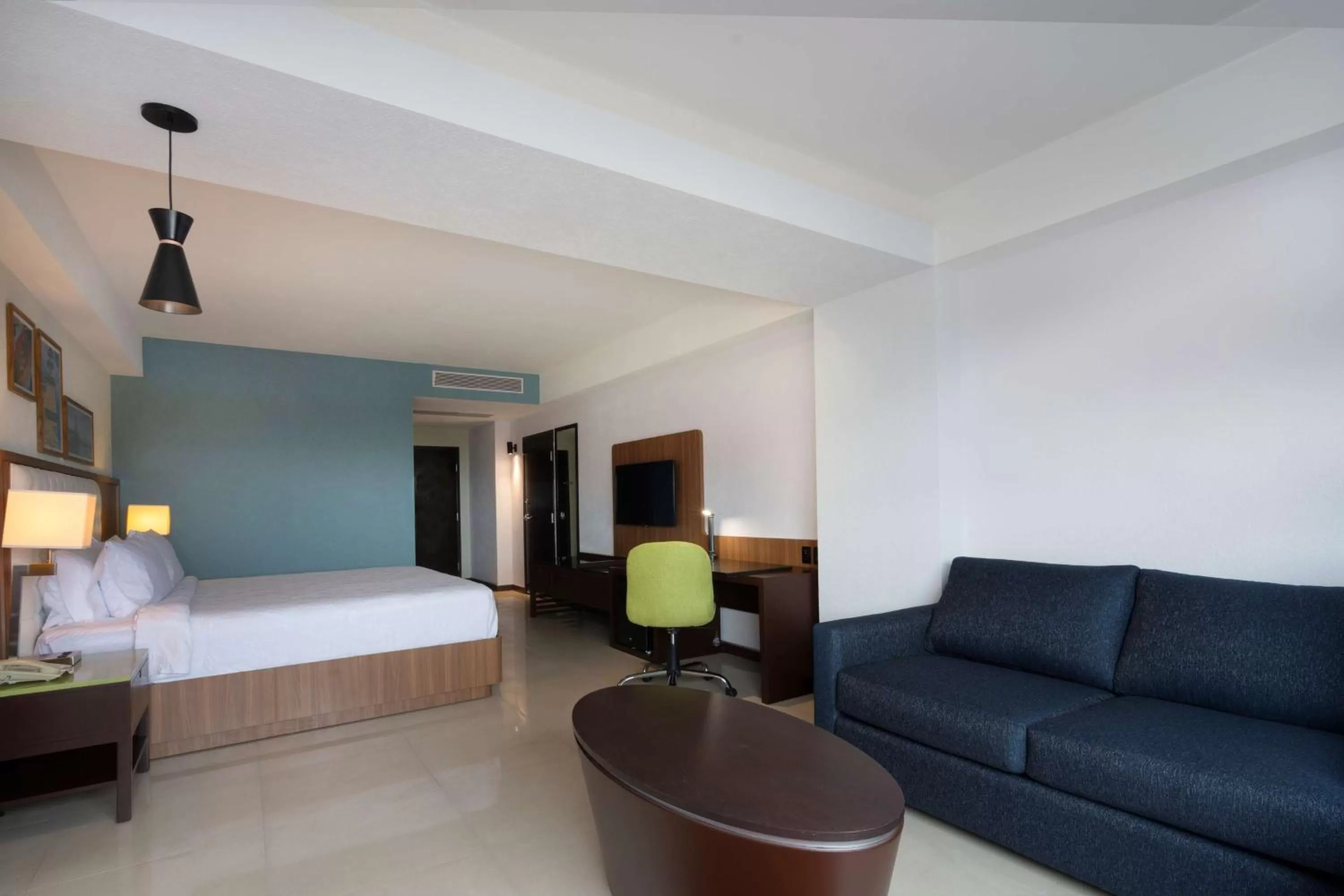 Living room, Bed in Hampton by Hilton Veracruz Boca Del Rio
