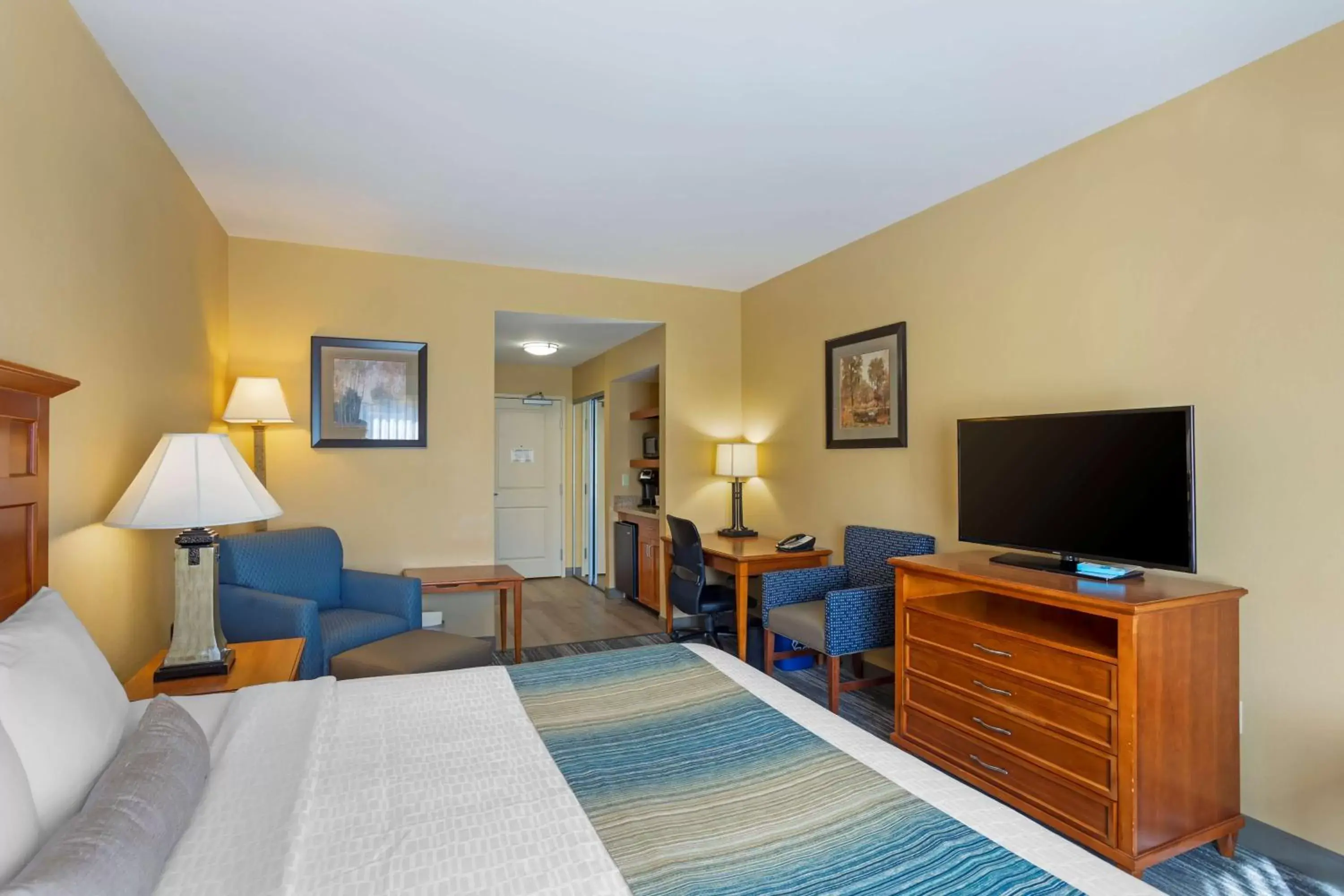 Bedroom, TV/Entertainment Center in Best Western PLUS University Park Inn & Suites