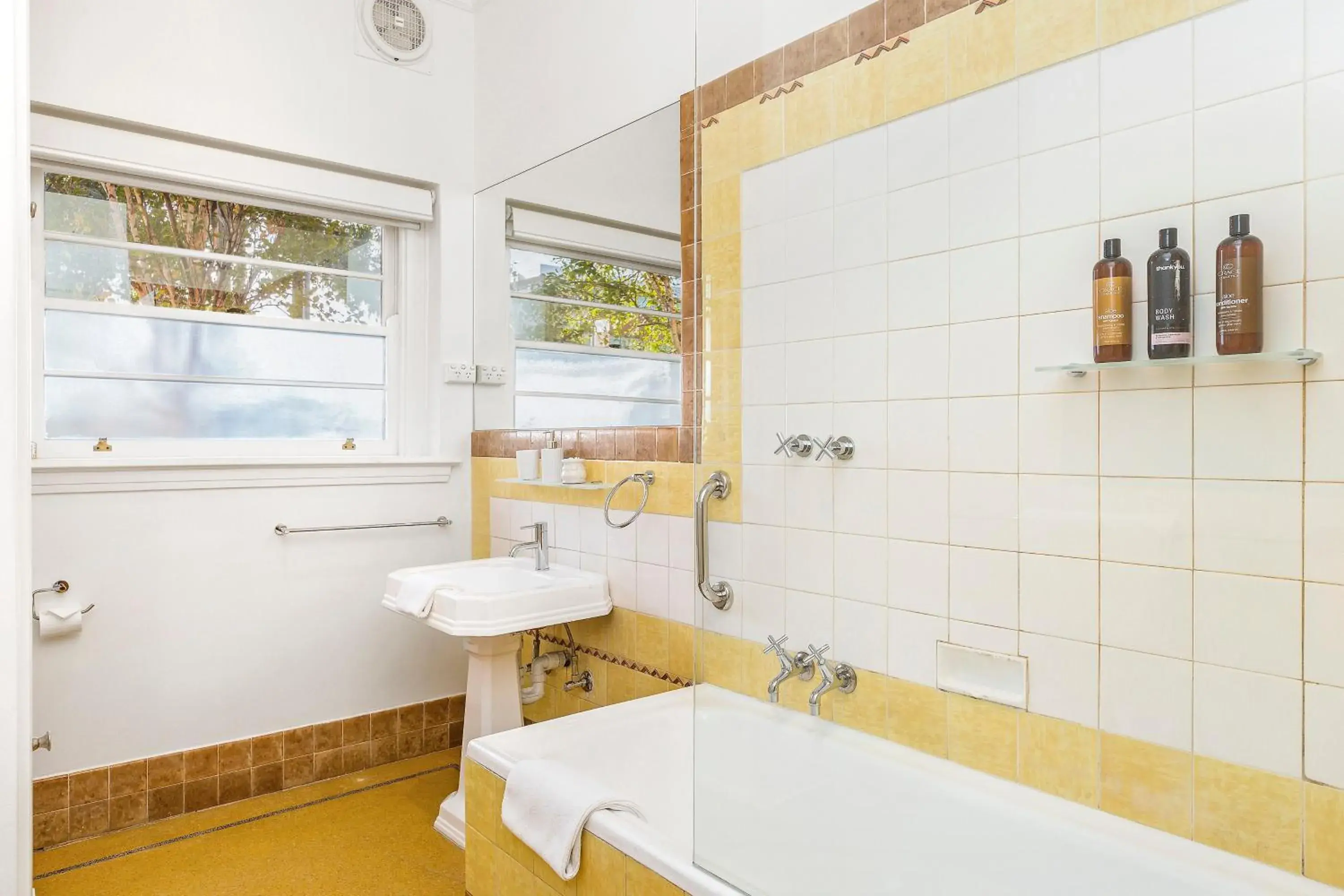 Bathroom in Captains Retreat Apartments and Cottages