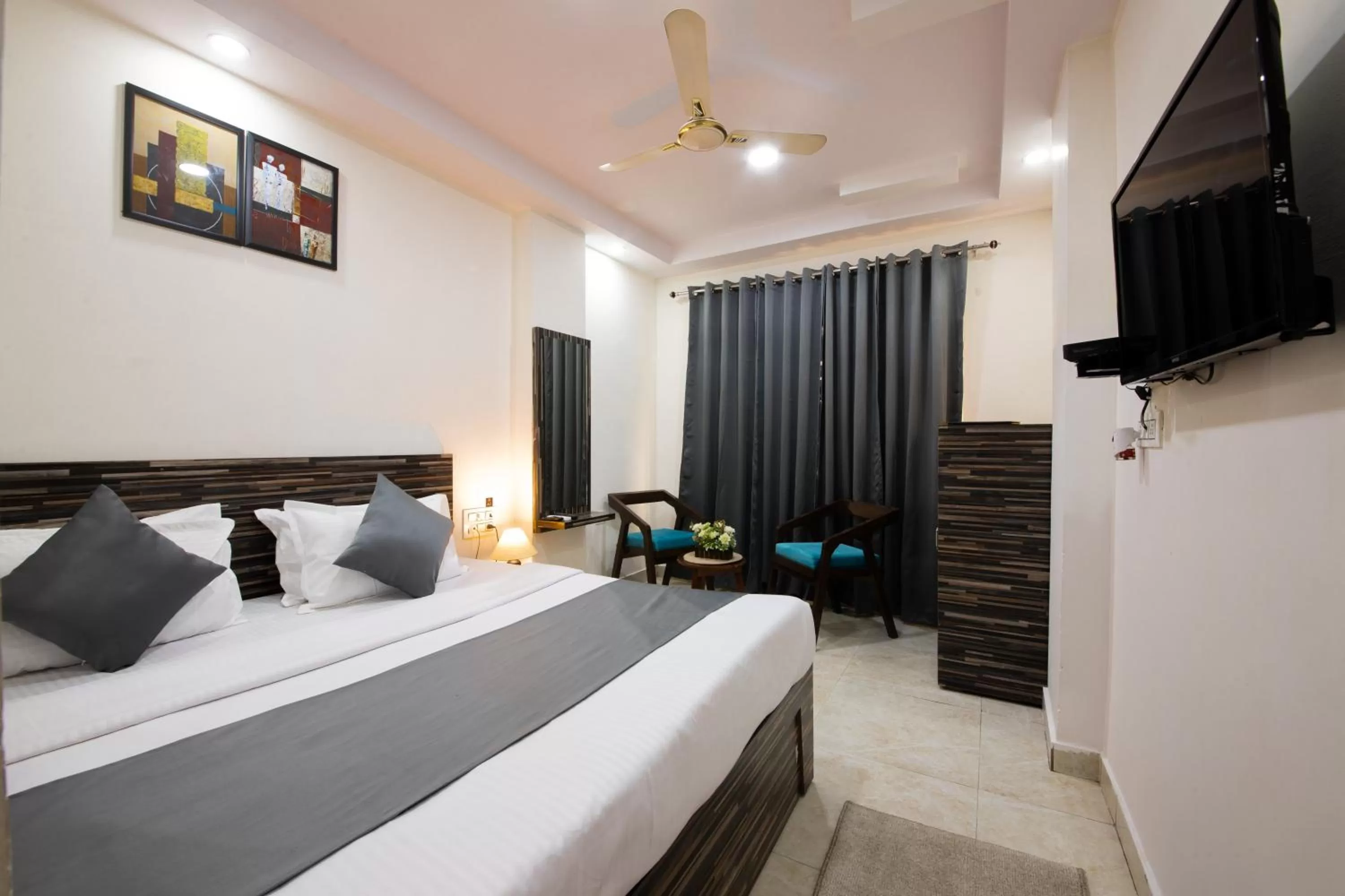 Communal lounge/ TV room, Bed in Perfectstayz Value Umra Grace - Near Haridwar Railway Station