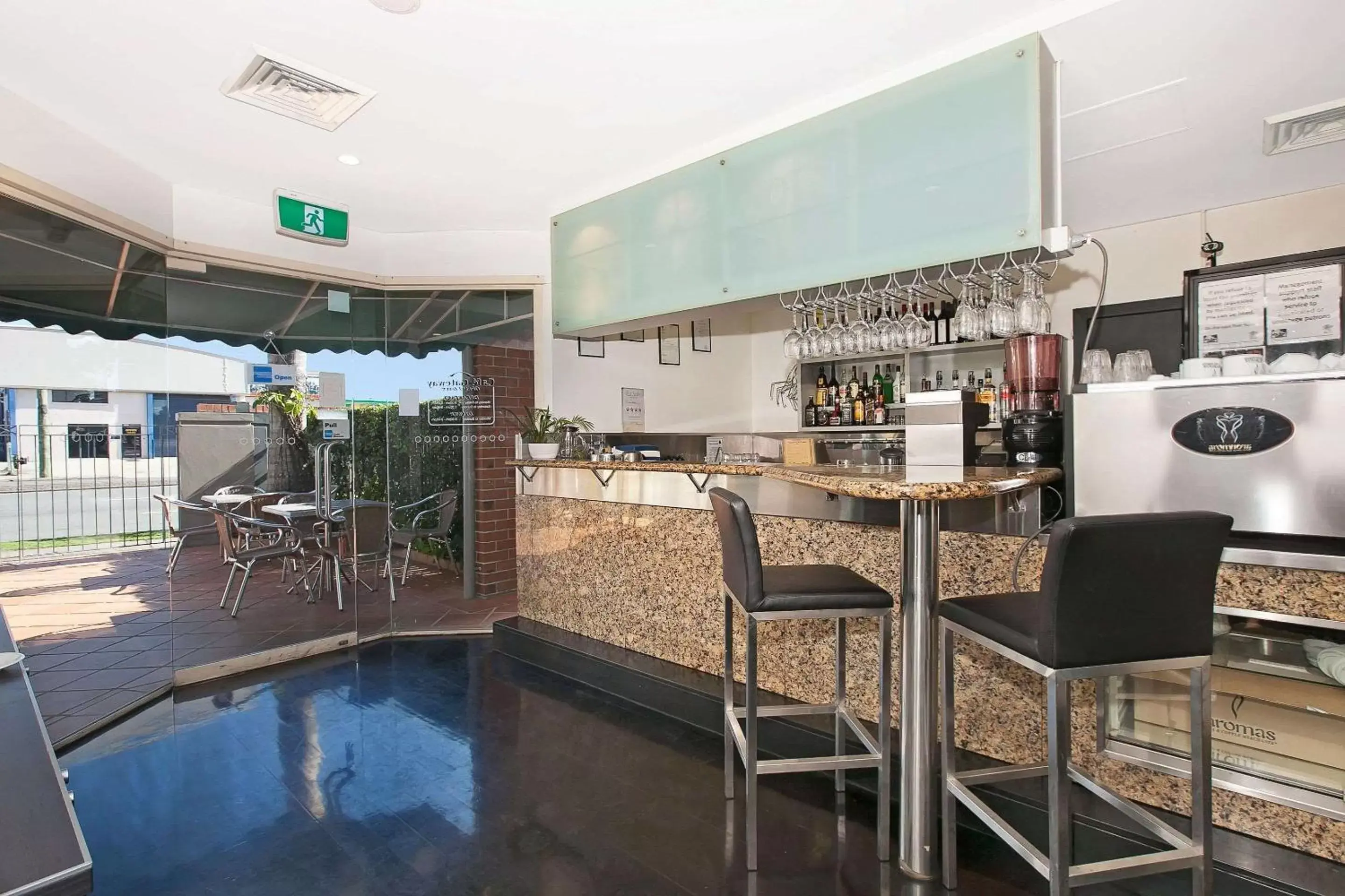 Restaurant/places to eat in Comfort Inn & Apartments Northgate Airport