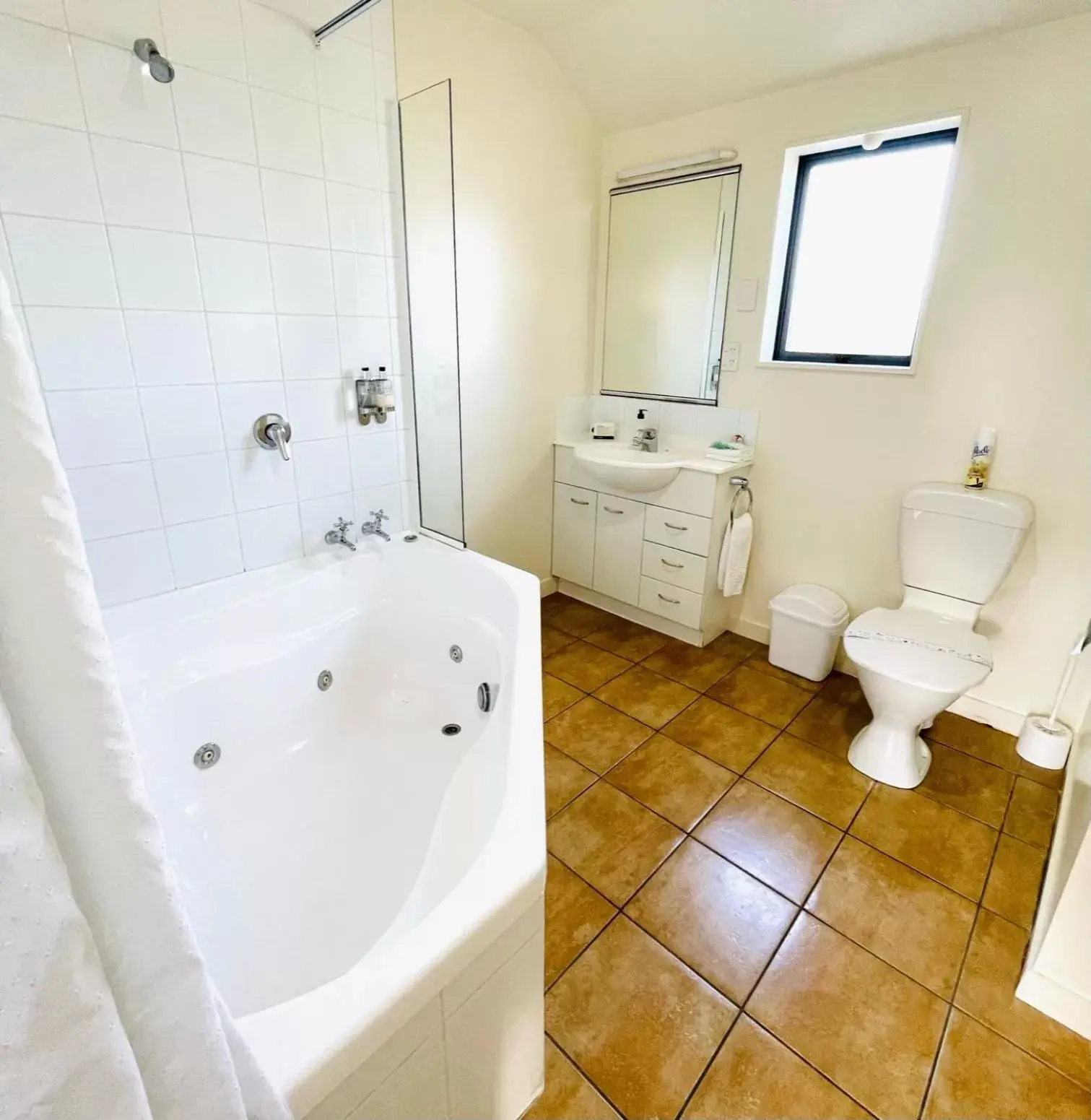 Shower, Bathroom in 298 Westside Motor Lodge