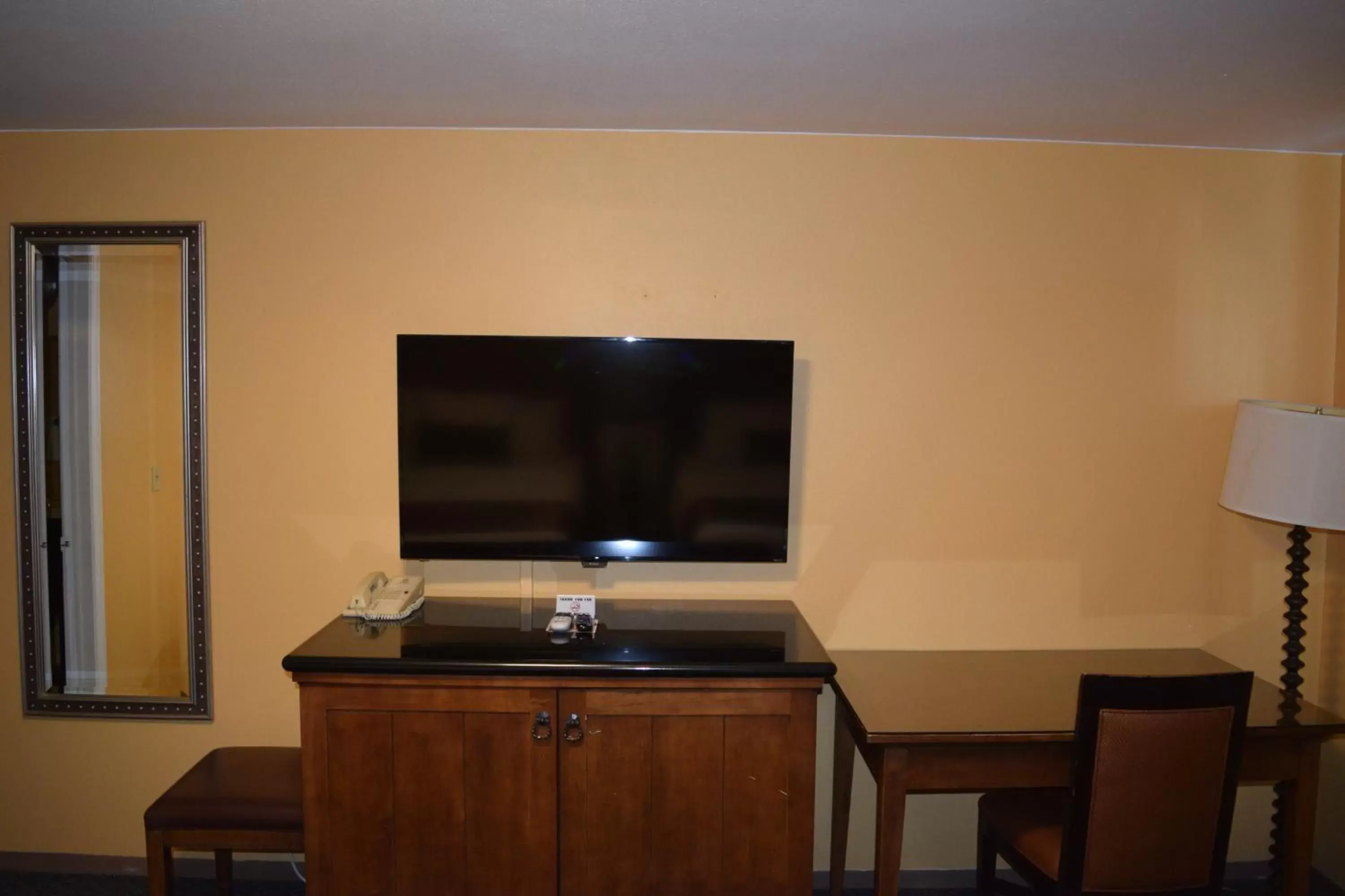 TV and multimedia, TV/Entertainment Center in Royal Victorian Motel