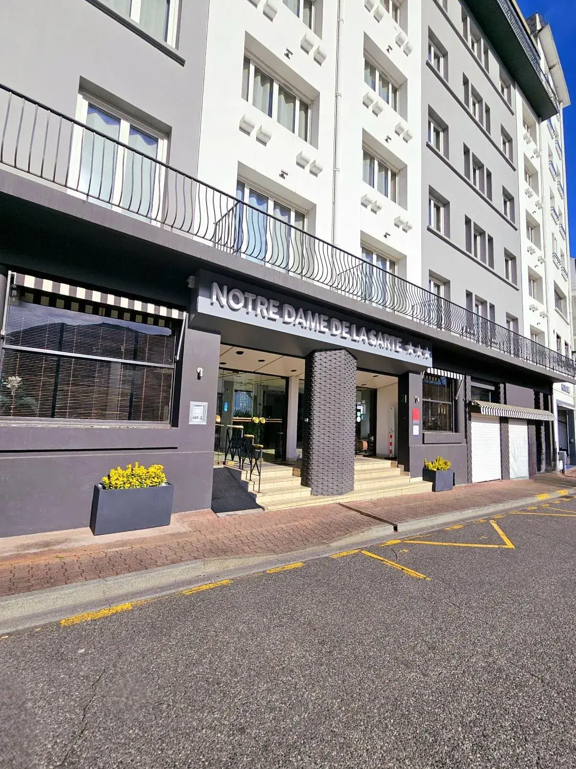 Property building in Adonis Lourdes - Notre Dame de la Sarte Property building in Adonis Lourdes - Notre Dame de la Sarte