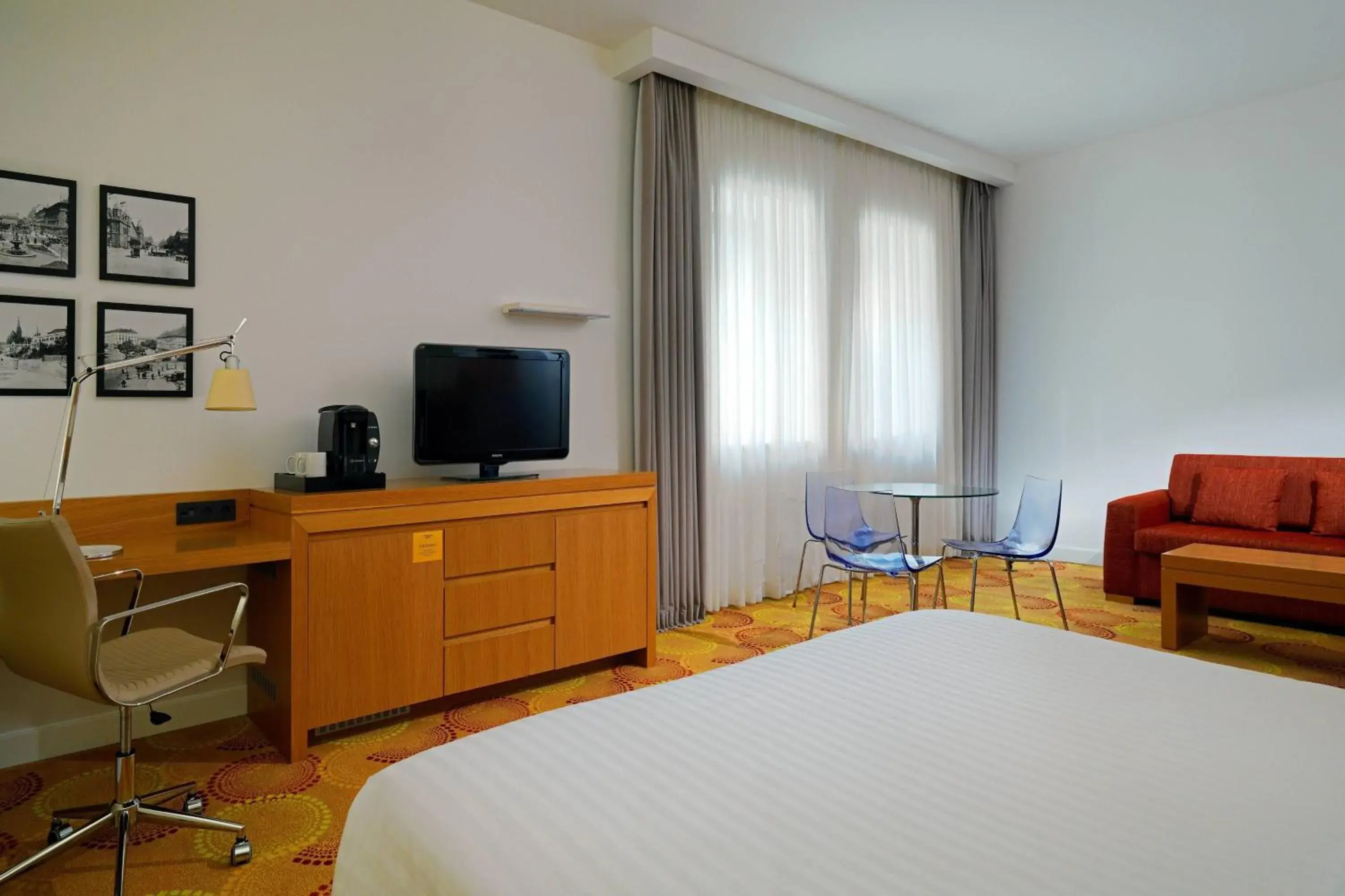 Photo of the whole room, Bed in Courtyard by Marriott Budapest City Center